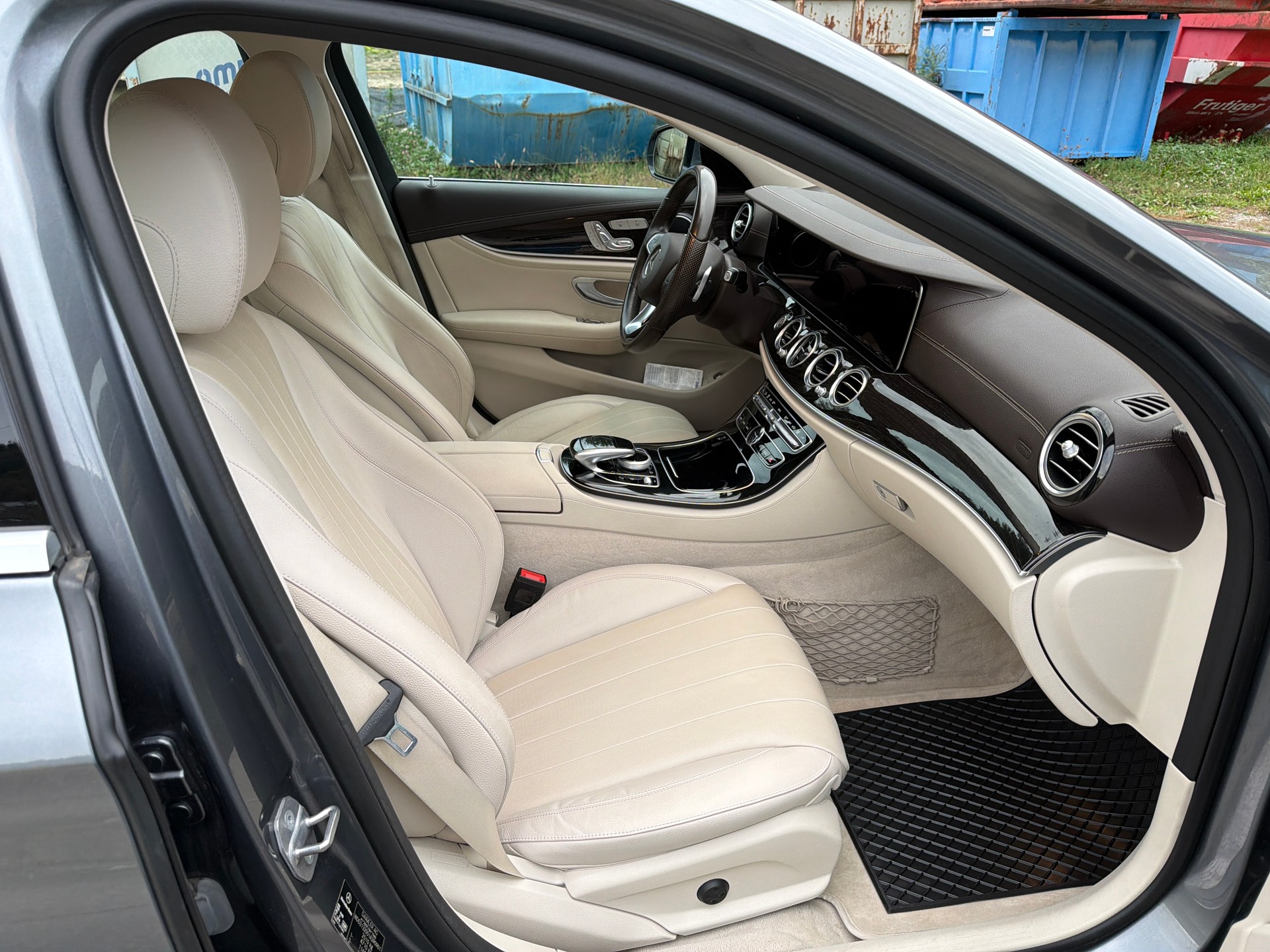 MERCEDES-BENZ E 220 d Swiss Star Exclusive 4Matic 9G-Tronic-image-8