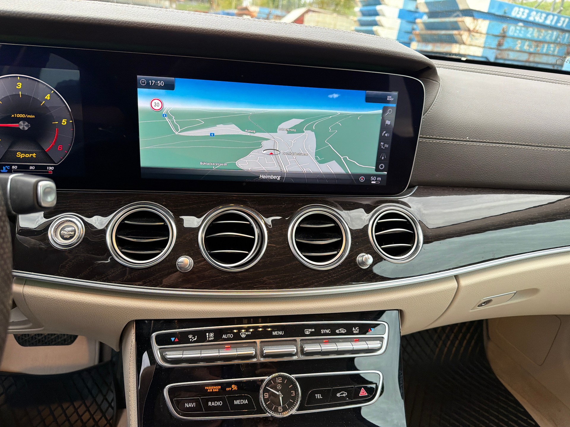 MERCEDES-BENZ E 220 d Swiss Star Exclusive 4Matic 9G-Tronic-image-12