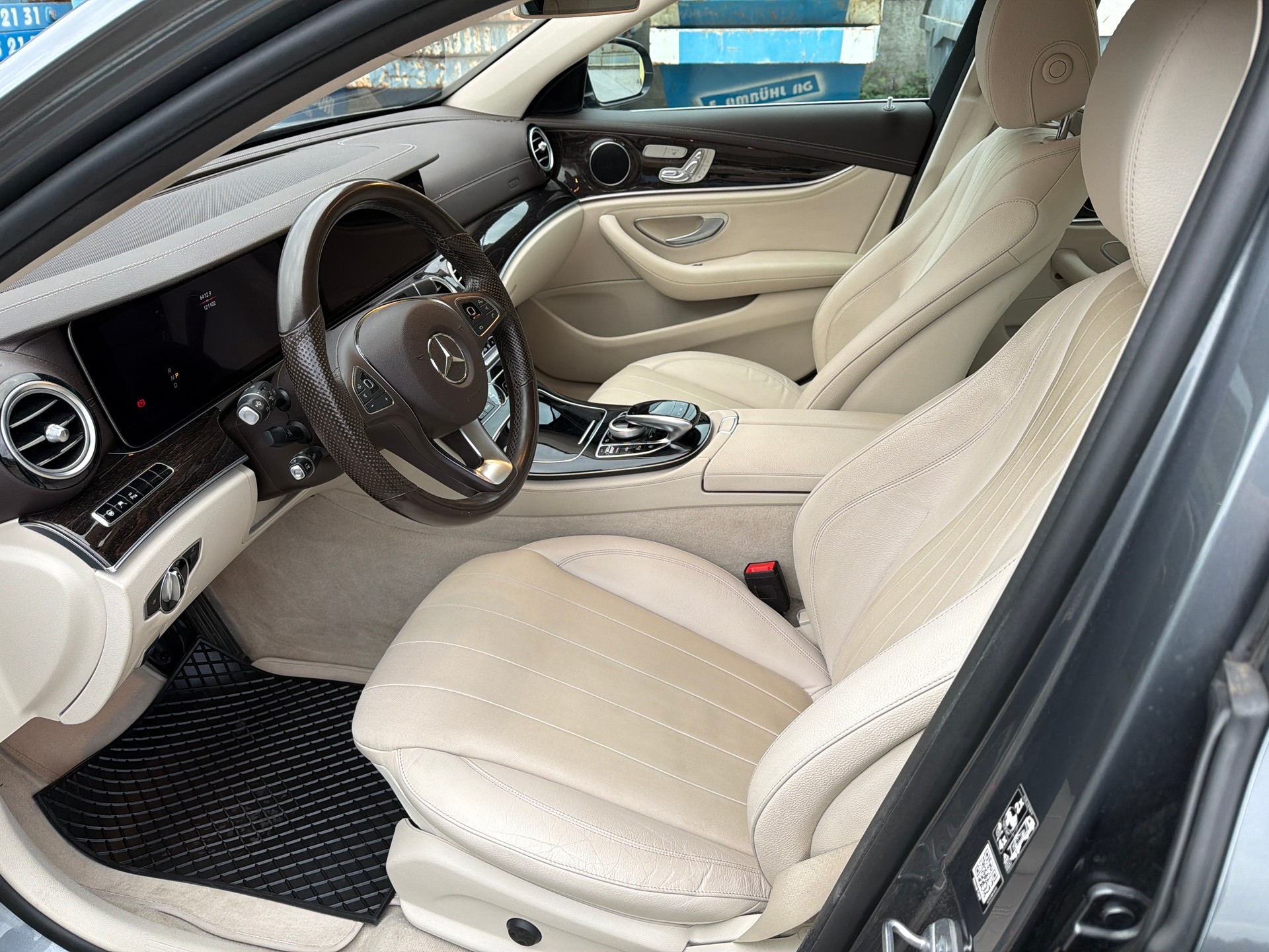 MERCEDES-BENZ E 220 d Swiss Star Exclusive 4Matic 9G-Tronic-image-9