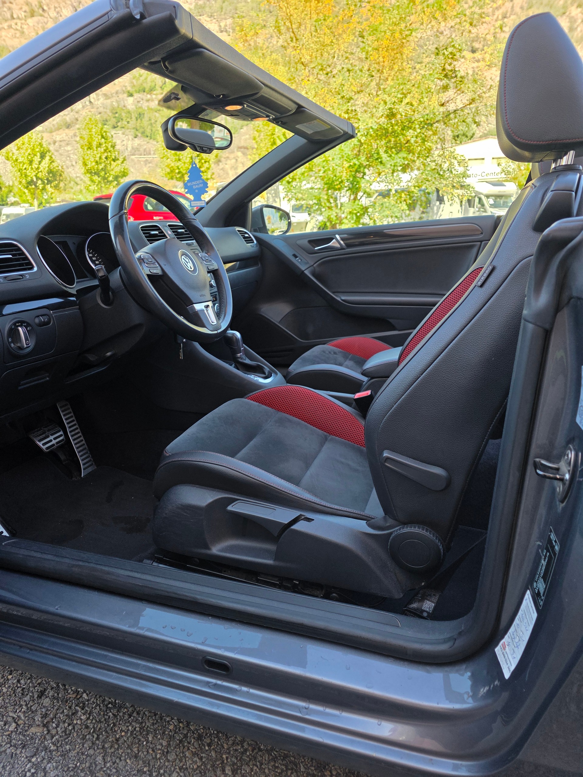 VW Golf Cabrio 2.0 TDI BMT DSG-image-15