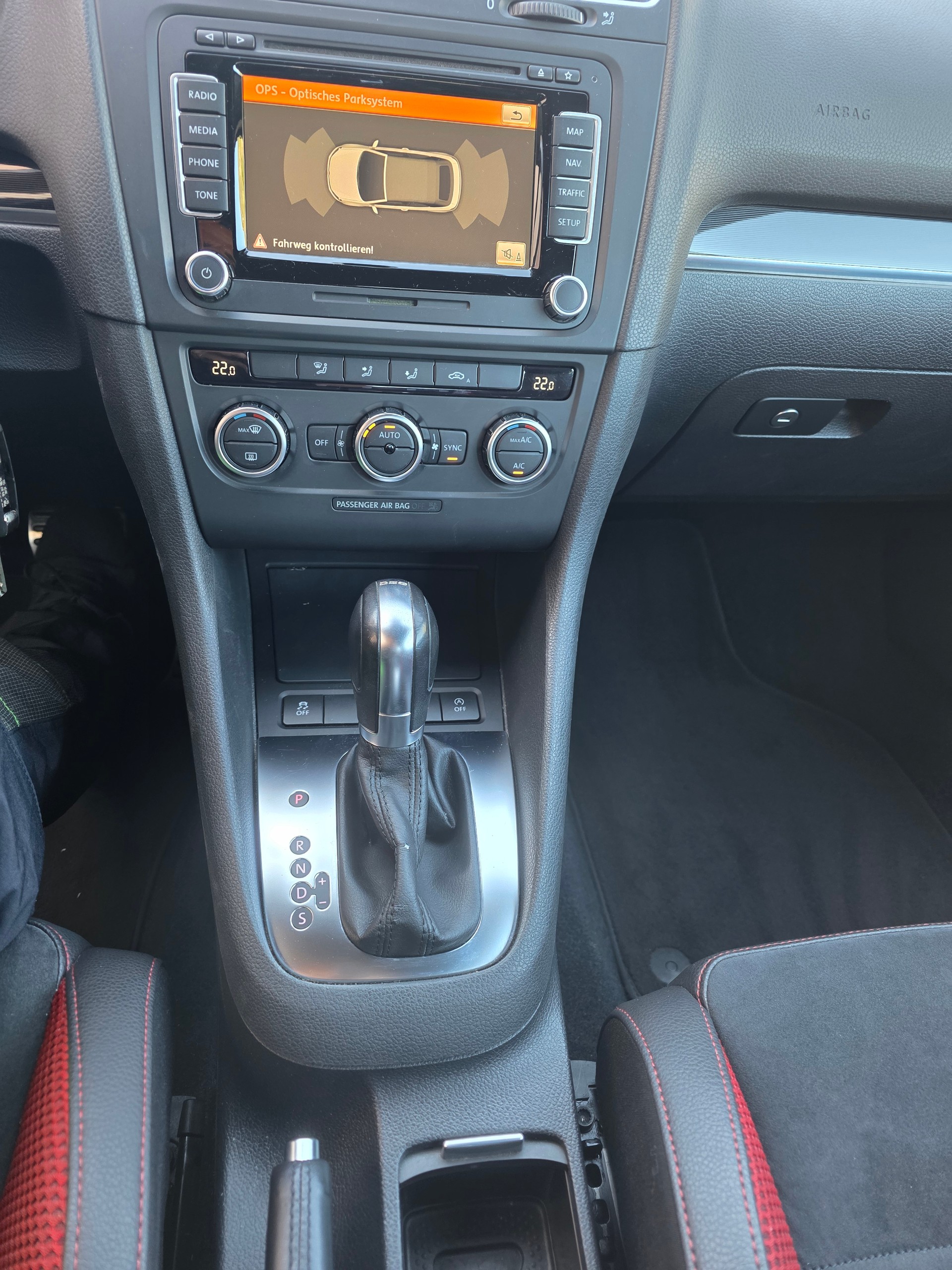 VW Golf Cabrio 2.0 TDI BMT DSG-image-10