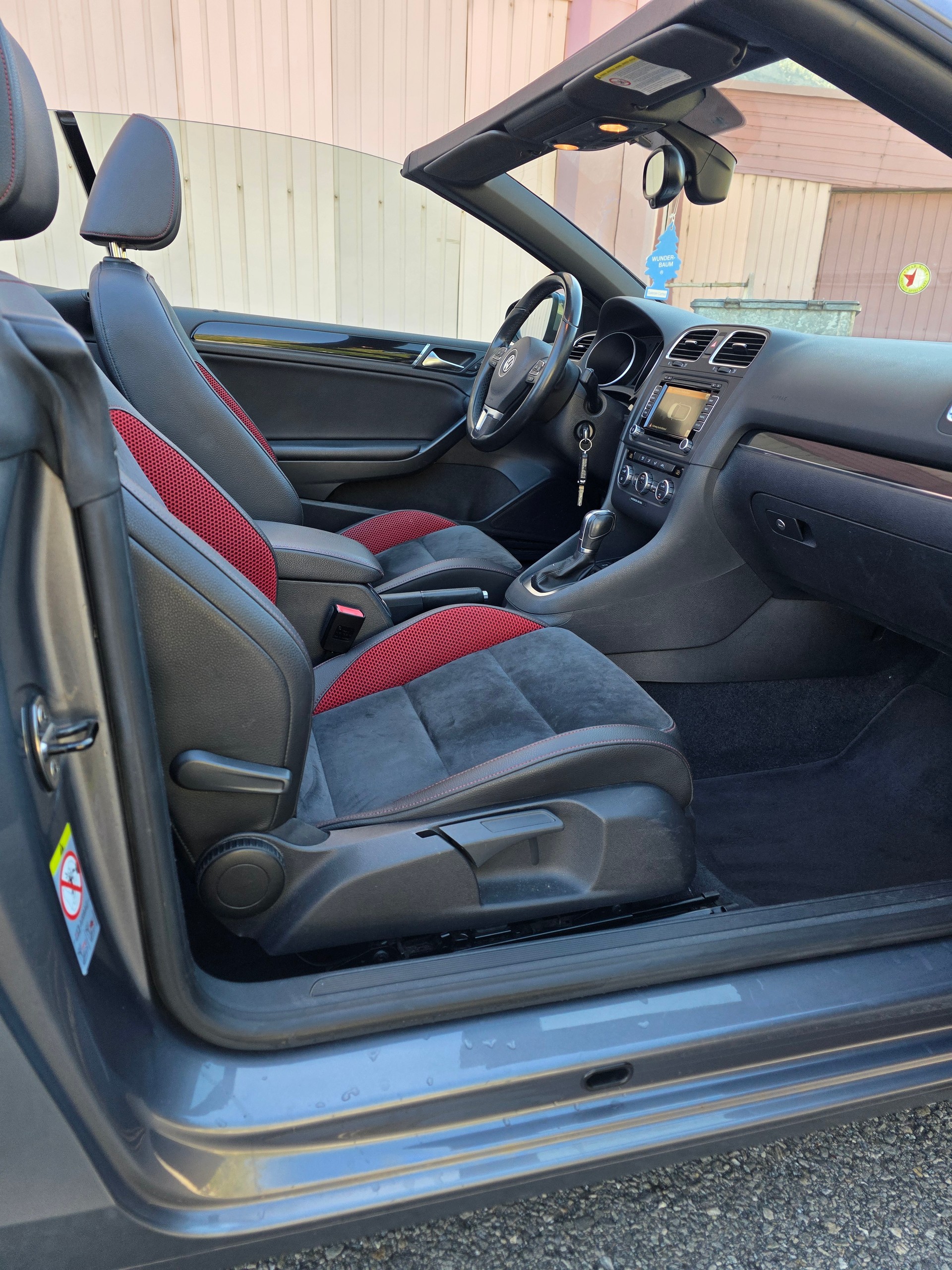 VW Golf Cabrio 2.0 TDI BMT DSG-image-14