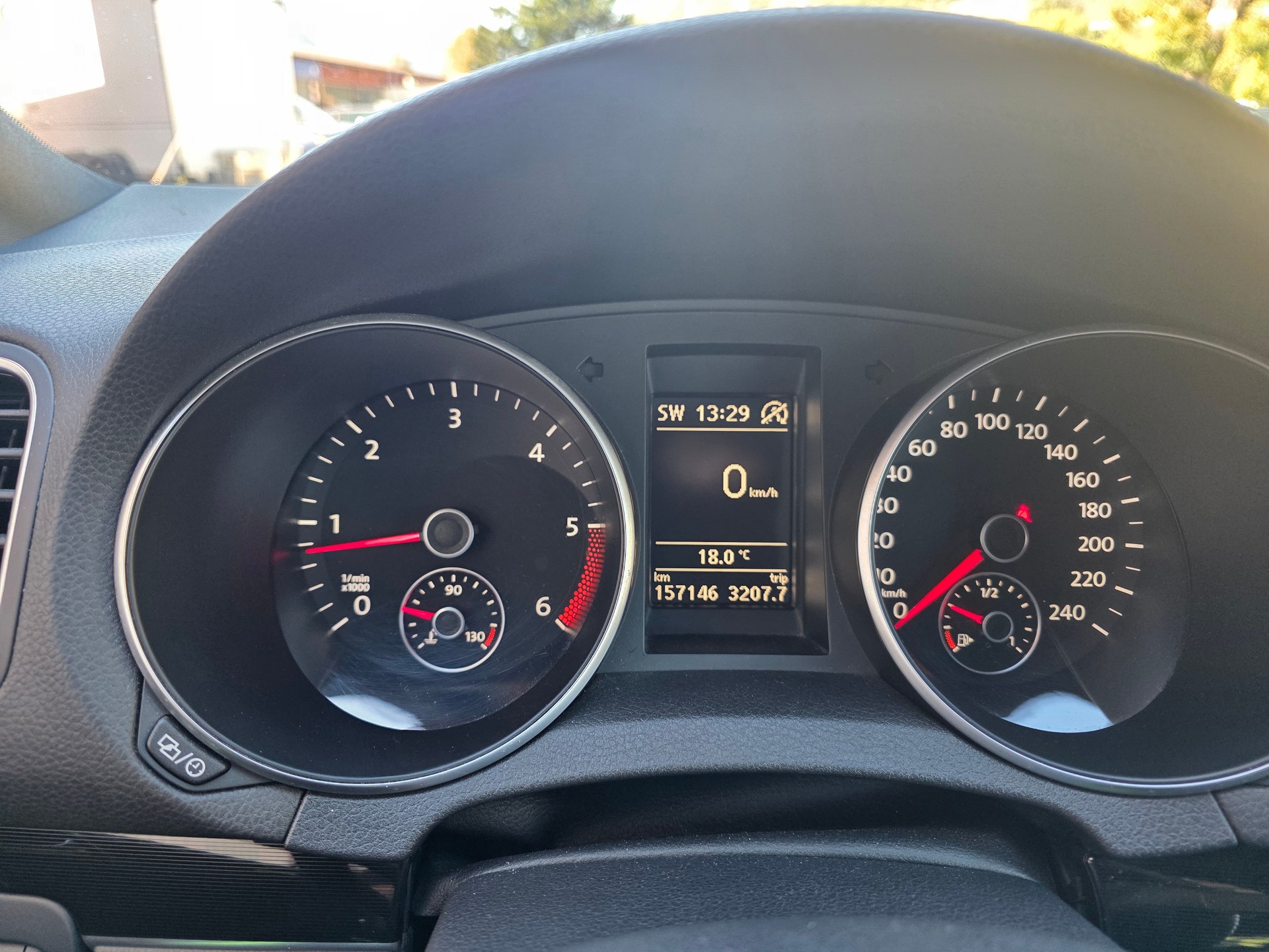 VW Golf Cabrio 2.0 TDI BMT DSG-image-11