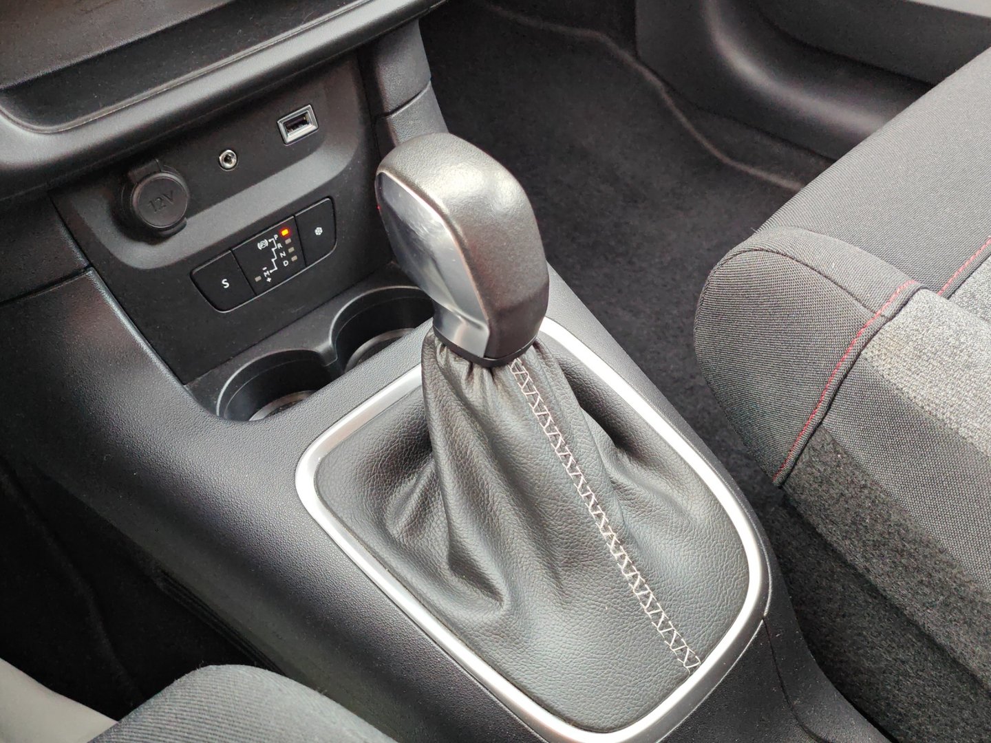 CITROEN C3 1.2i PureTech Shine EAT (GPS · DAB · Garantie)-image-14