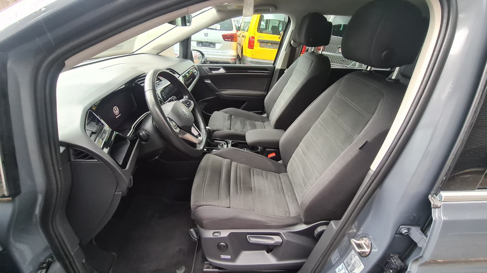 VW Touran 2.0 TDI BlueMotion Technology Highline DSG ** Gr-Navi ** RF-Kamera ** Abstandsregelsysteme ** Sitzheizung ** Modell 2023-image-18