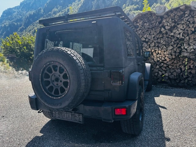 JEEP 3.8 V6 Sahara Unlimited-image-2