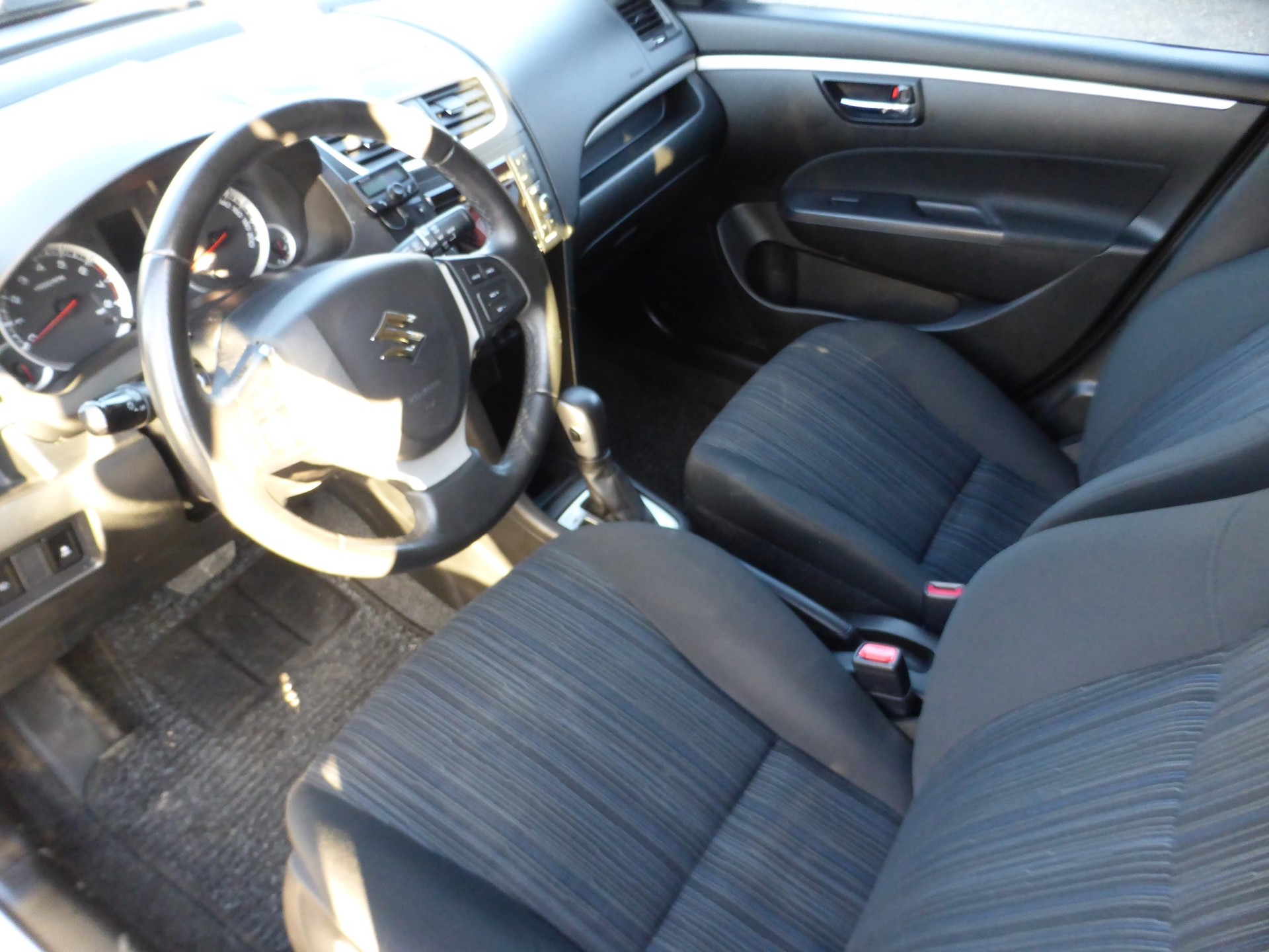 SUZUKI Swift 1.2i 16V Compact Top Automatic-image-7