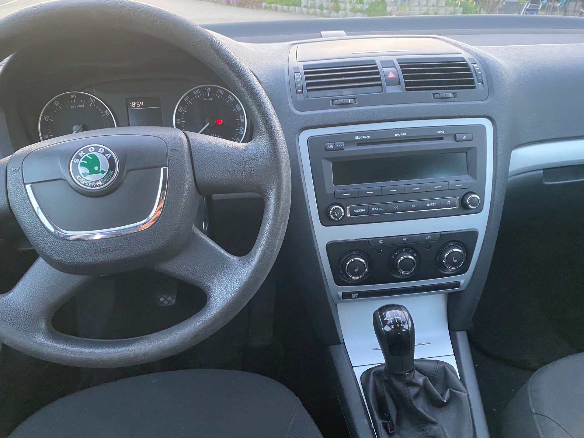 SKODA Octavia 1.8 Turbo Tour-image-5