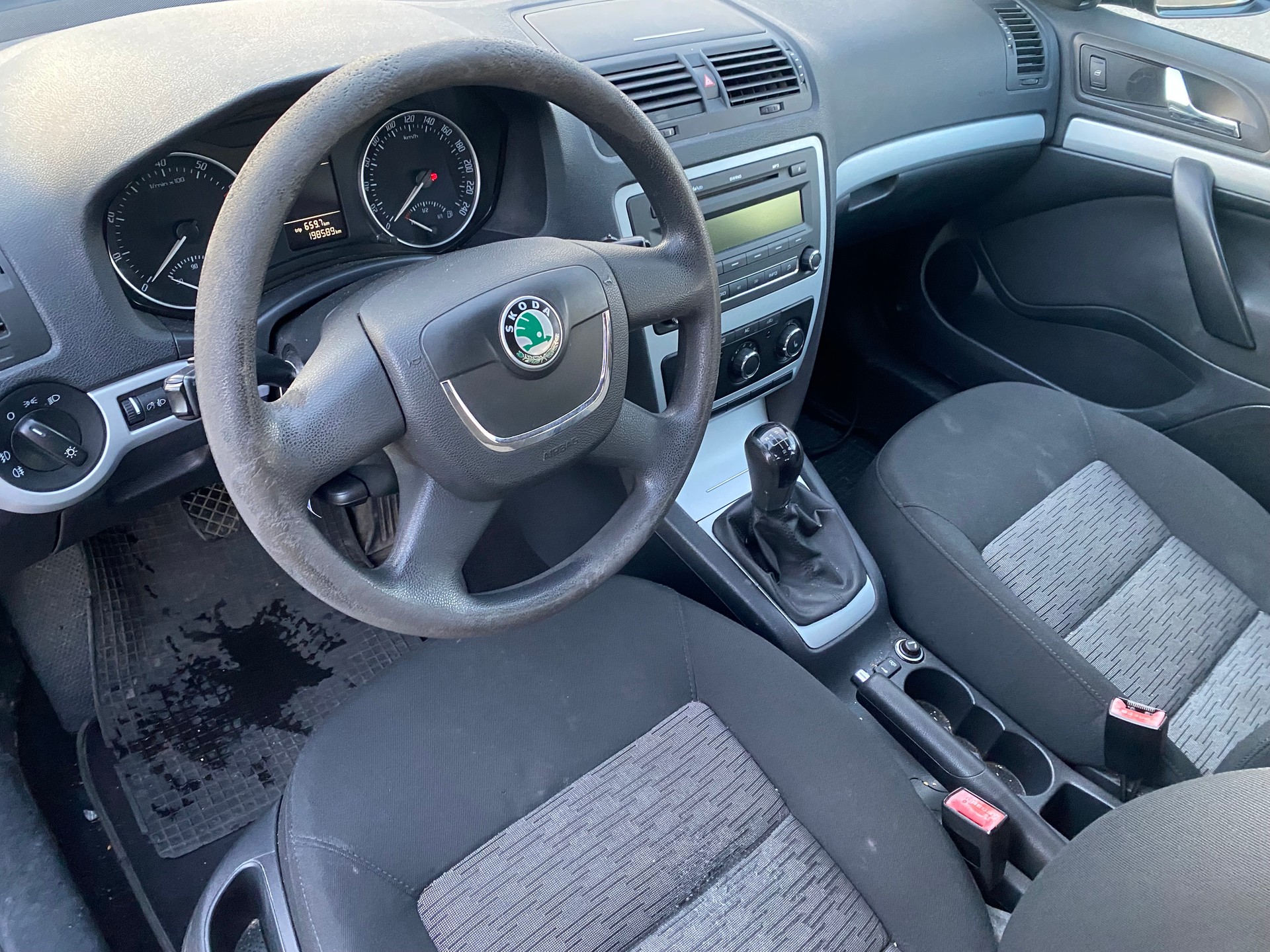 SKODA Octavia 1.8 Turbo Tour-image-4