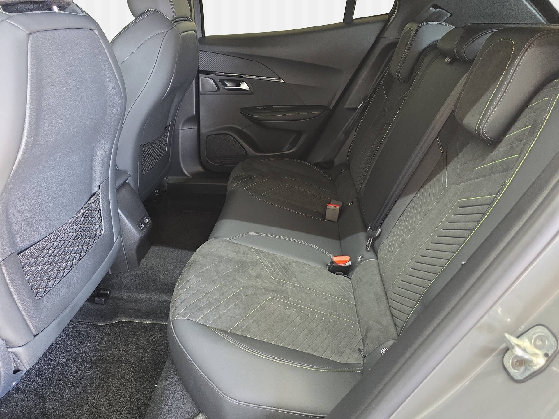 PEUGEOT 2008 1.2 PureTech 130 GT-image-9