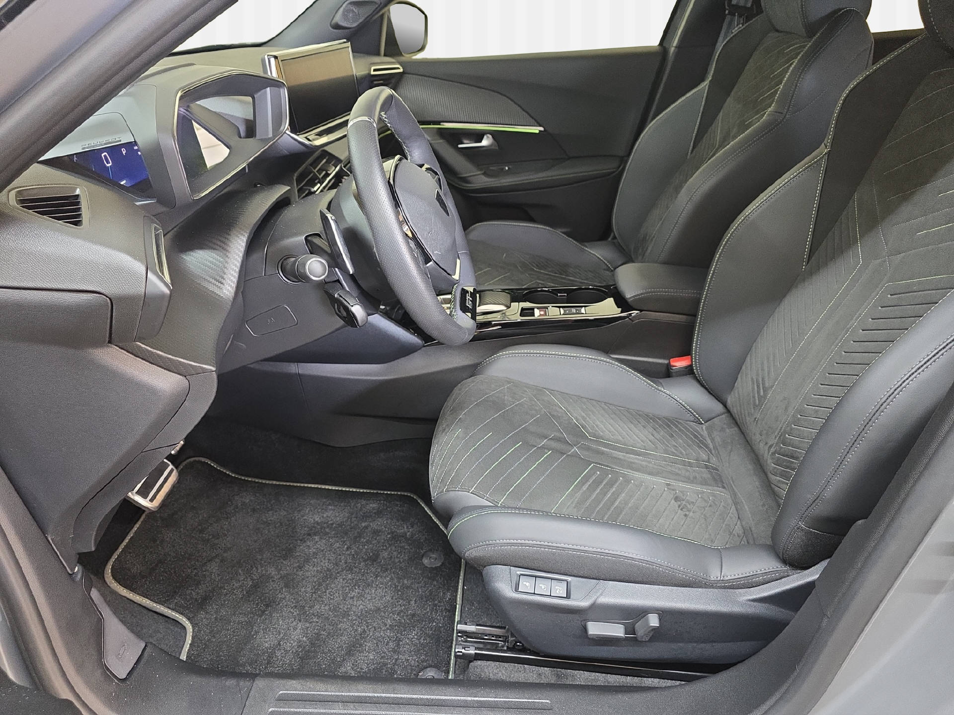 PEUGEOT 2008 1.2 PureTech 130 GT-image-5