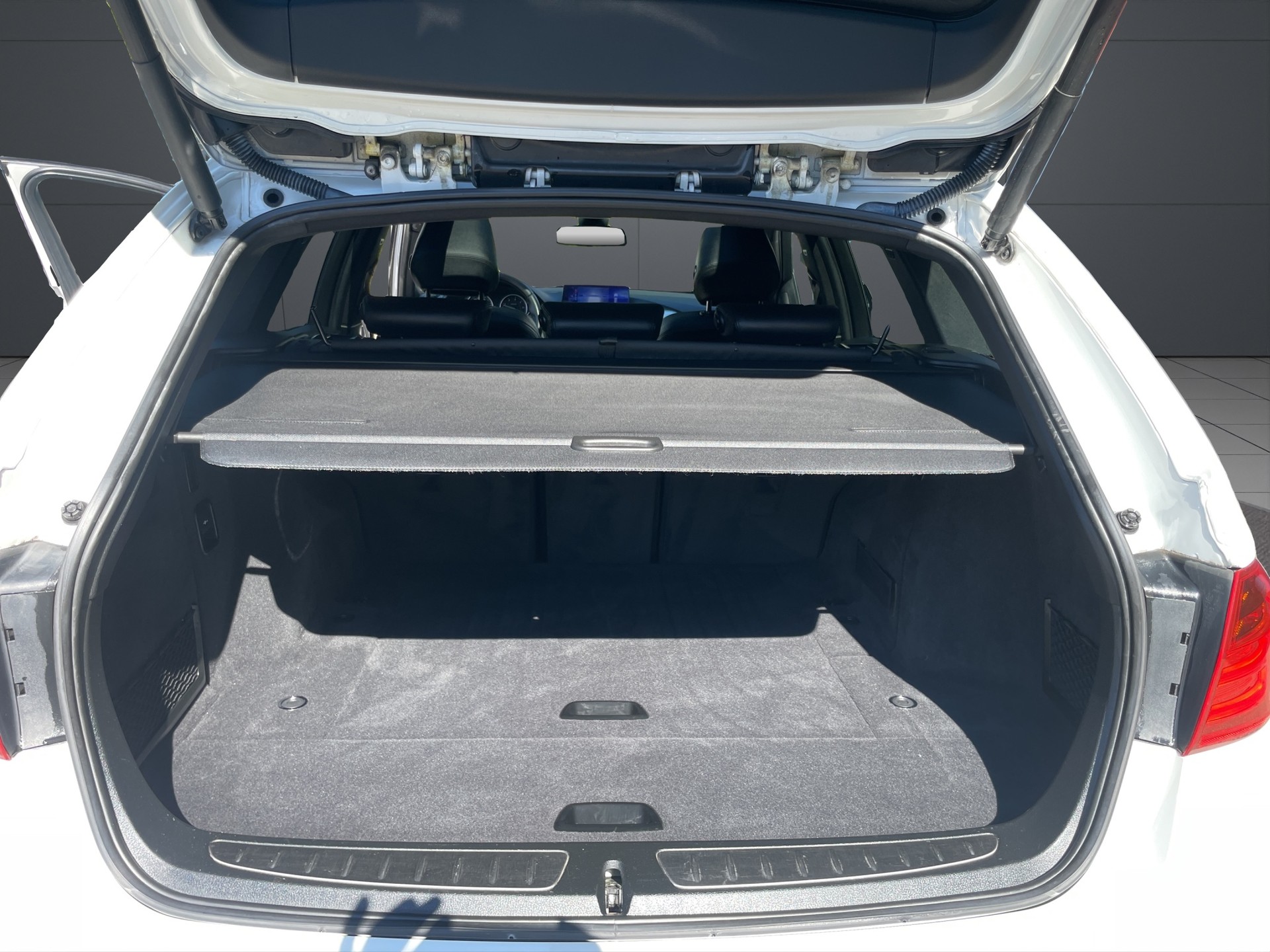 BMW 320d xDrive M Sport Touring Steptronic-image-10