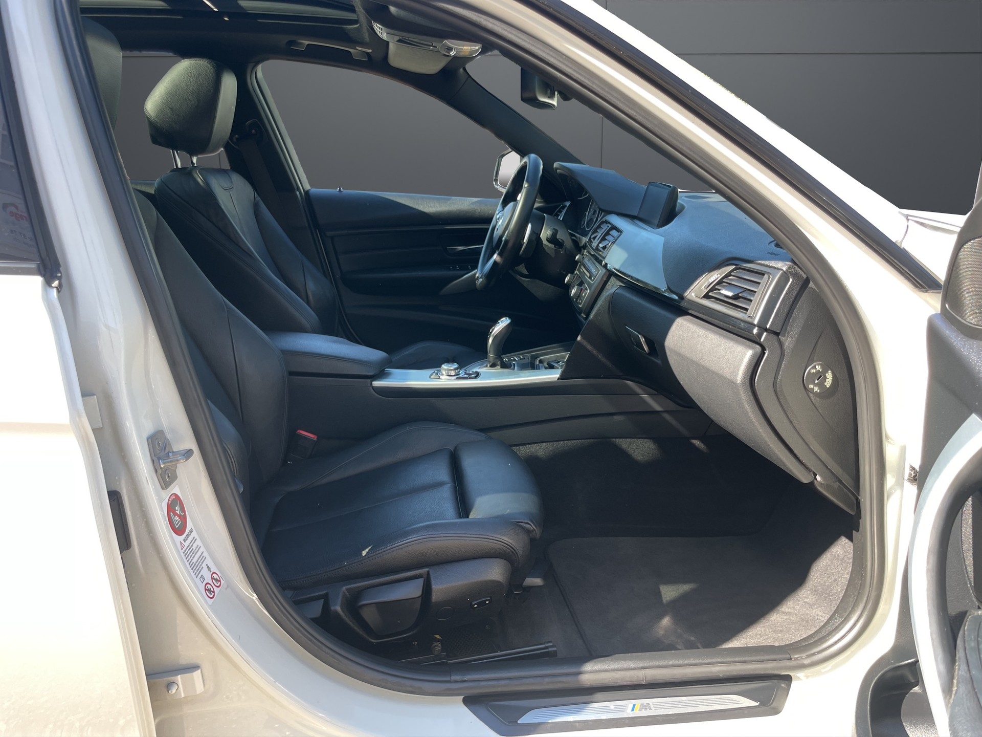 BMW 320d xDrive M Sport Touring Steptronic-image-5
