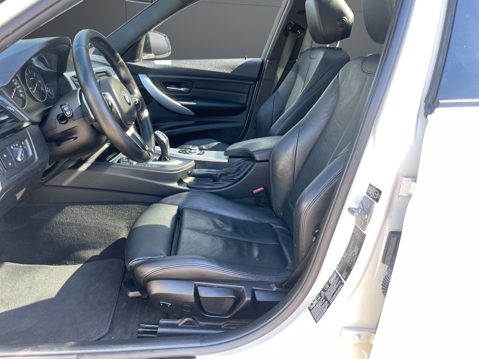 BMW 320d xDrive M Sport Touring Steptronic-image-4