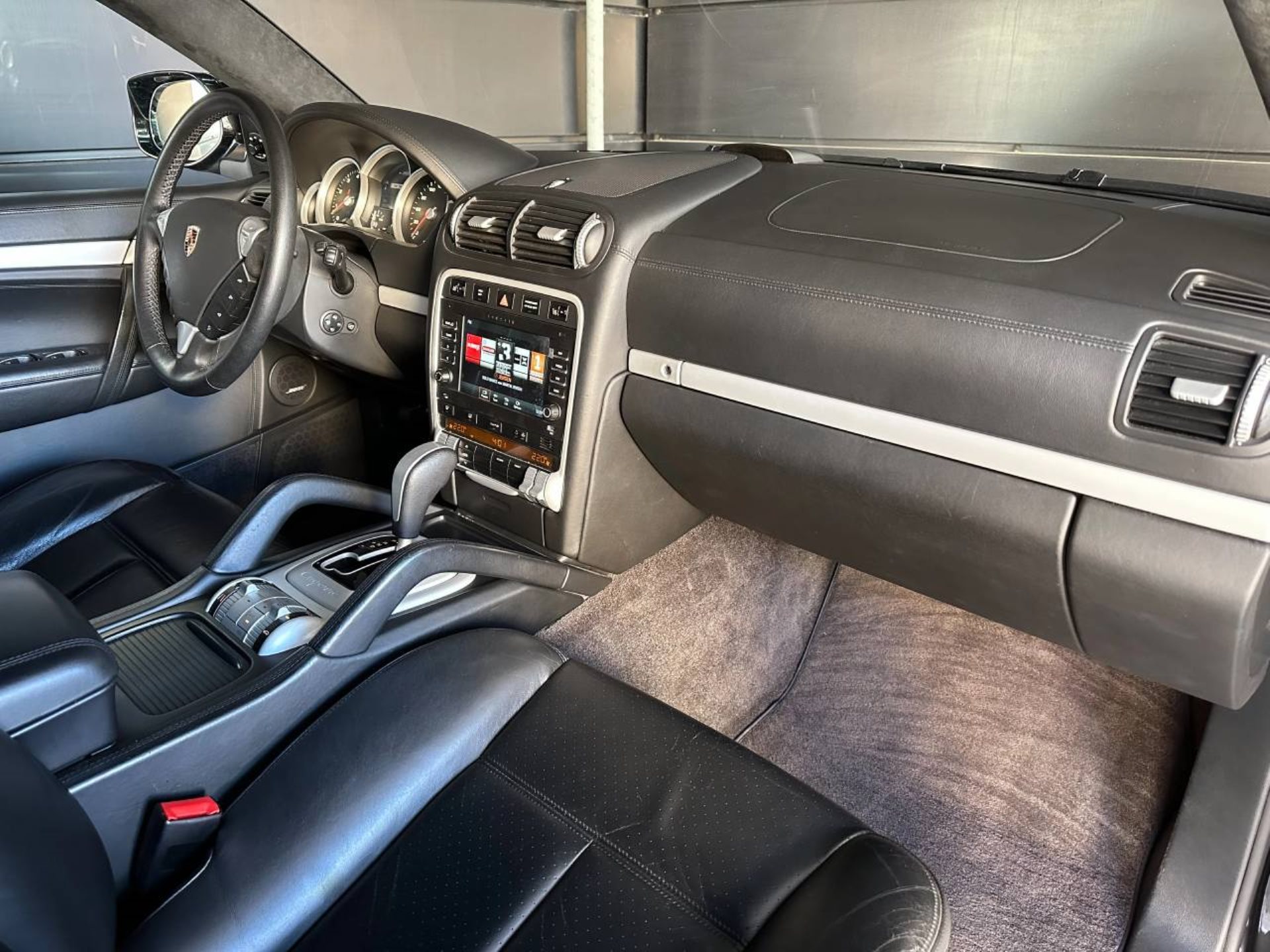 PORSCHE Cayenne Turbo-image-17
