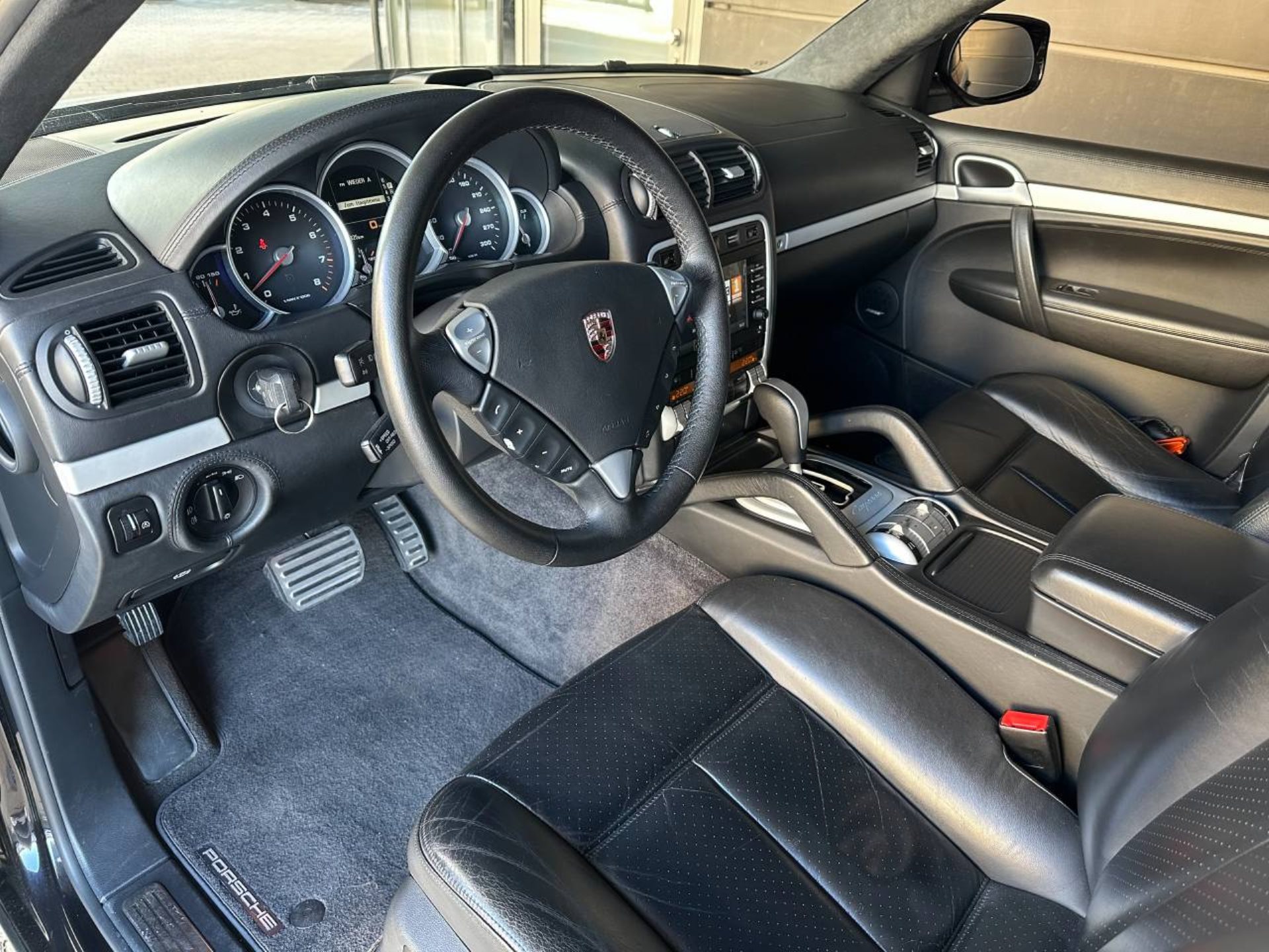 PORSCHE Cayenne Turbo-image-4