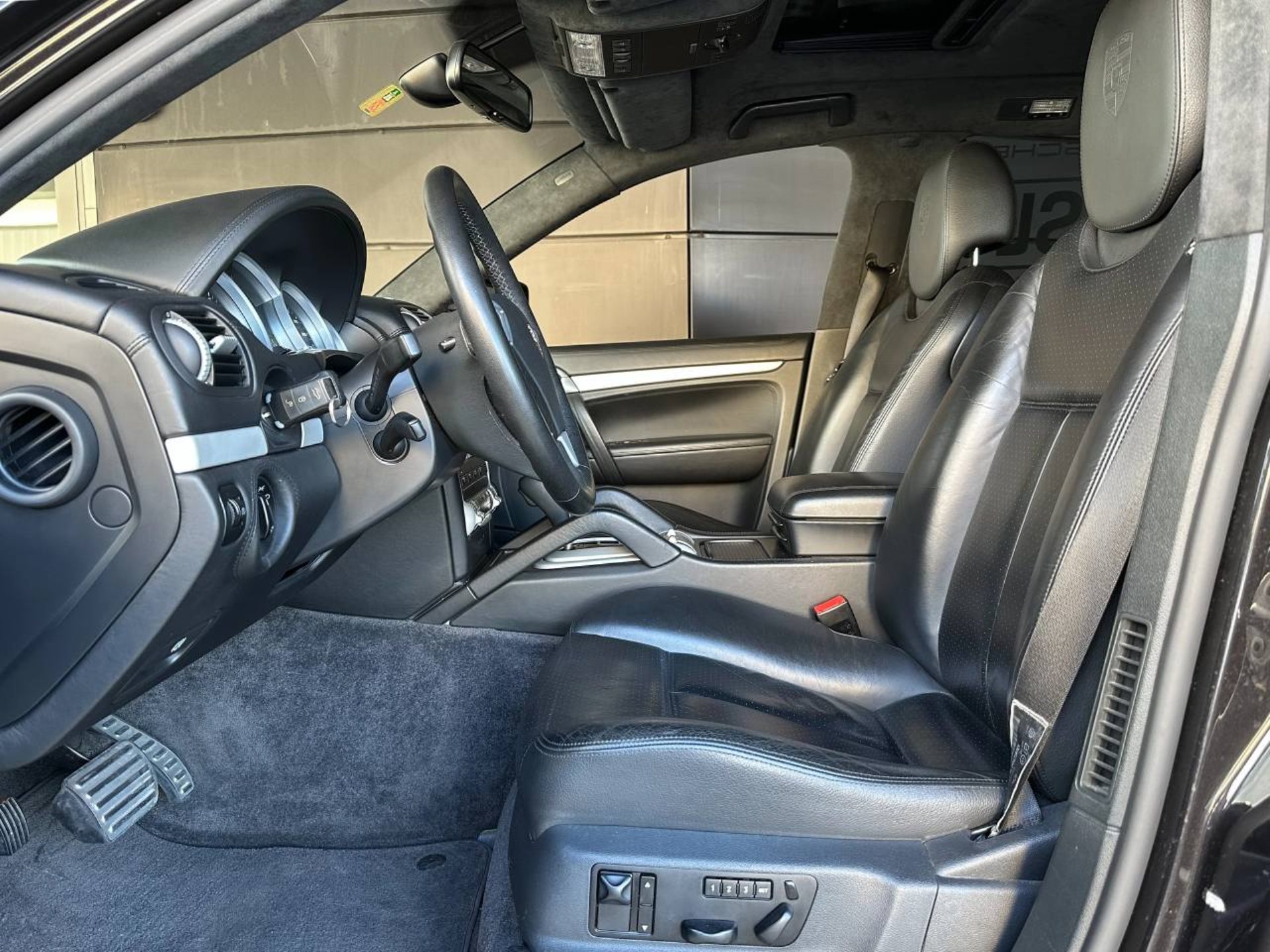 PORSCHE Cayenne Turbo-image-12