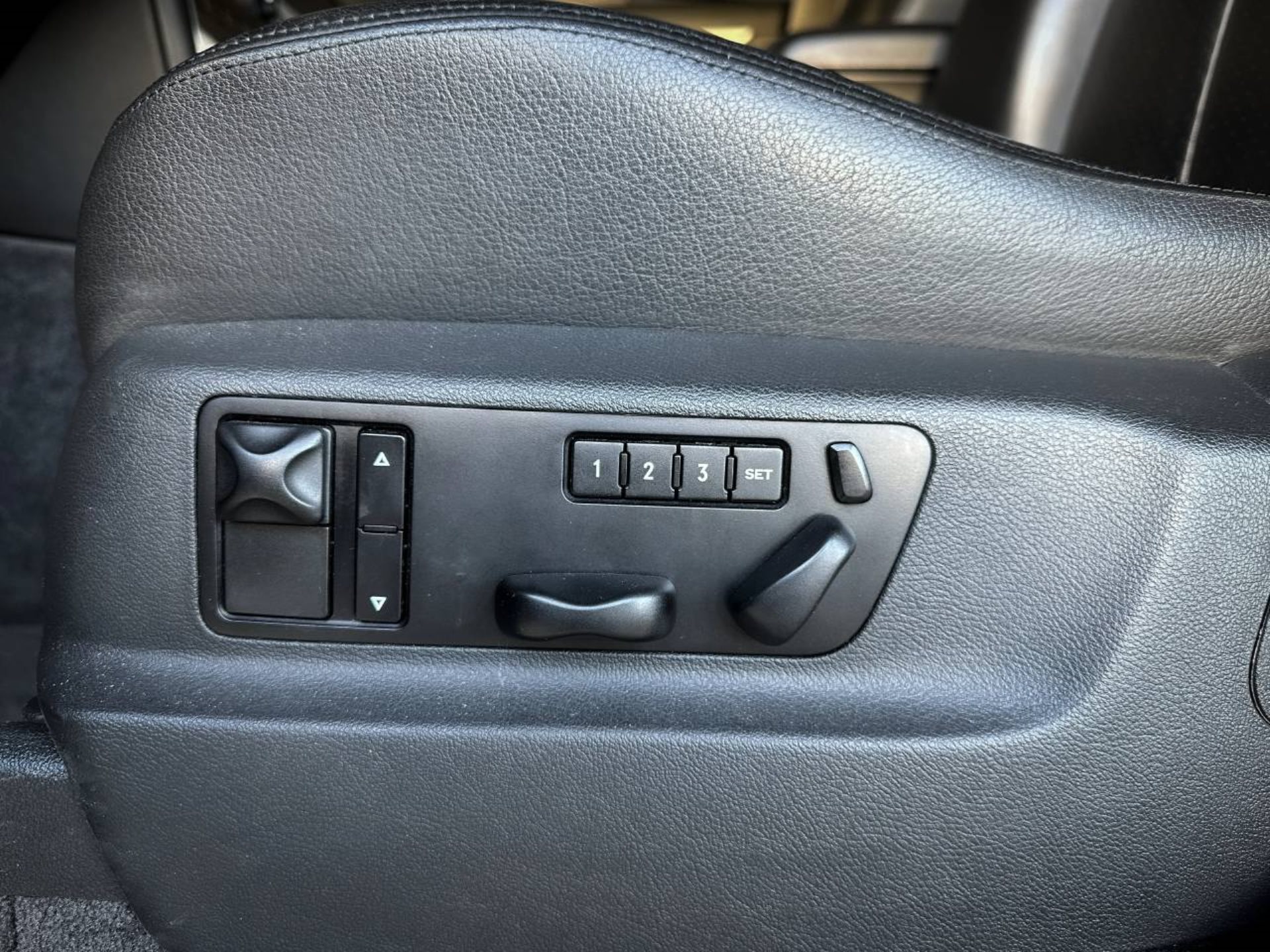 PORSCHE Cayenne Turbo-image-21