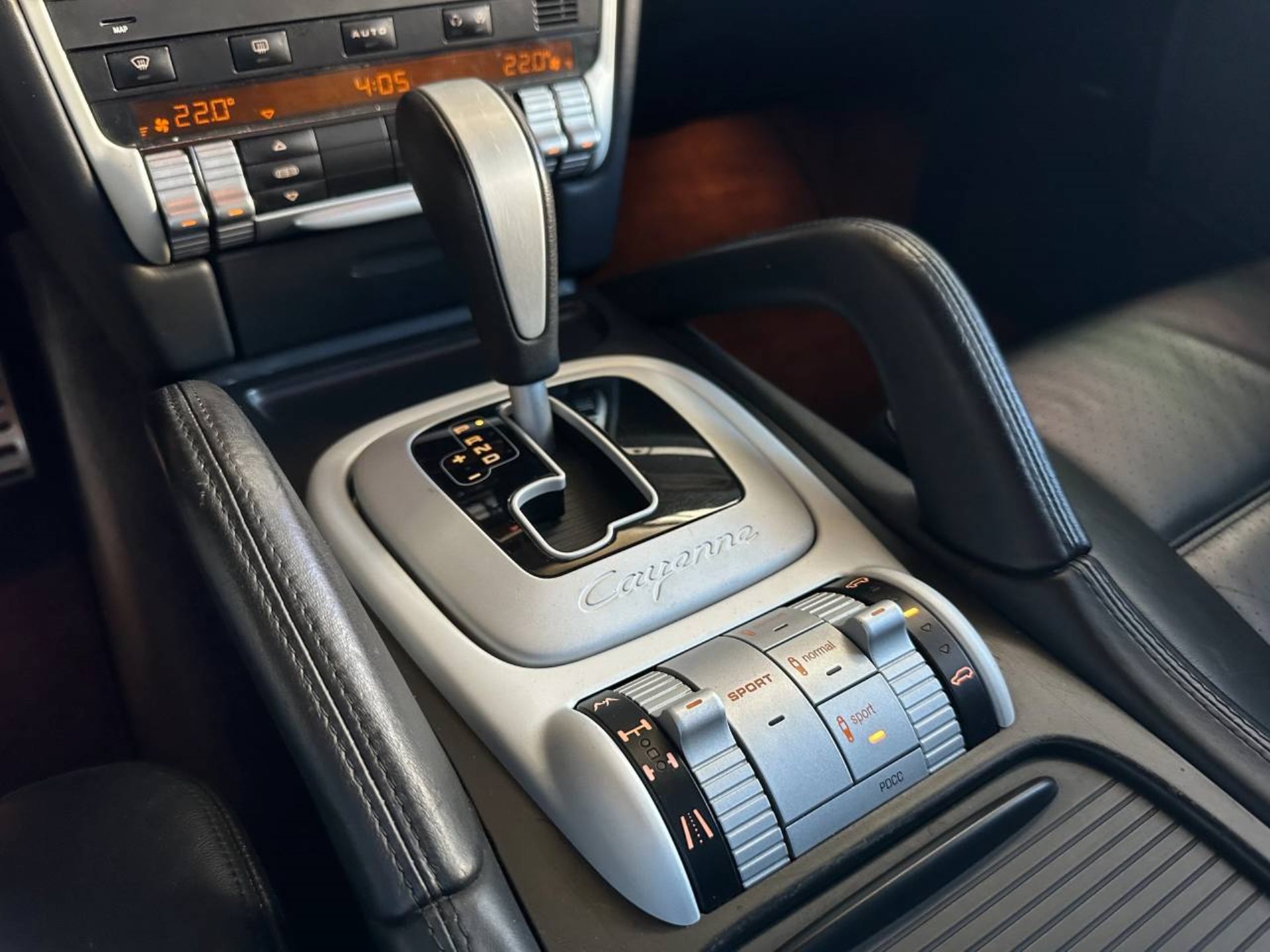 PORSCHE Cayenne Turbo-image-14