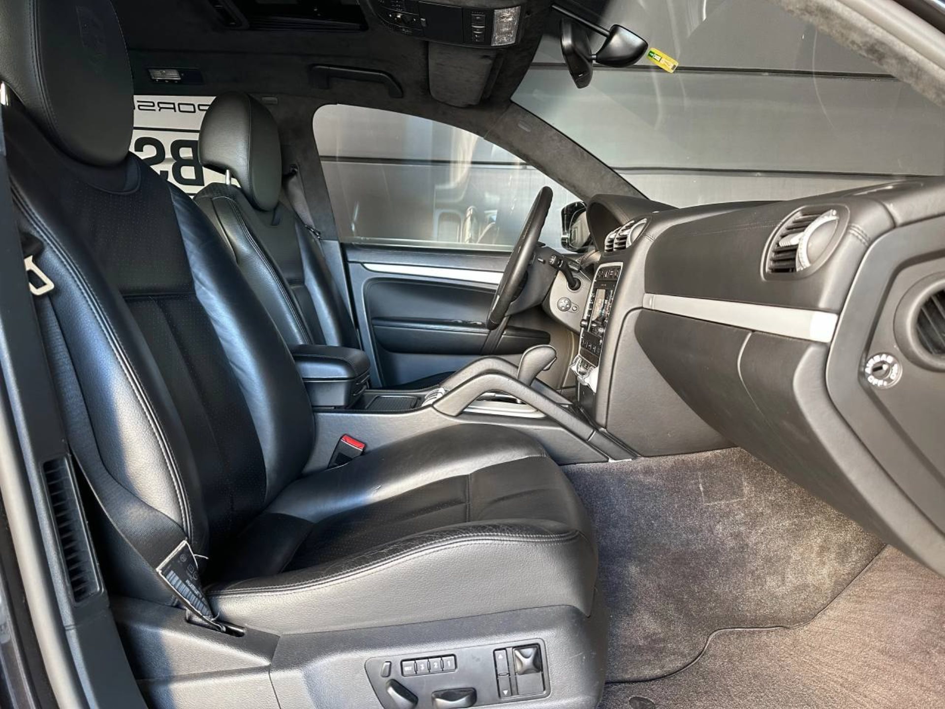 PORSCHE Cayenne Turbo-image-18
