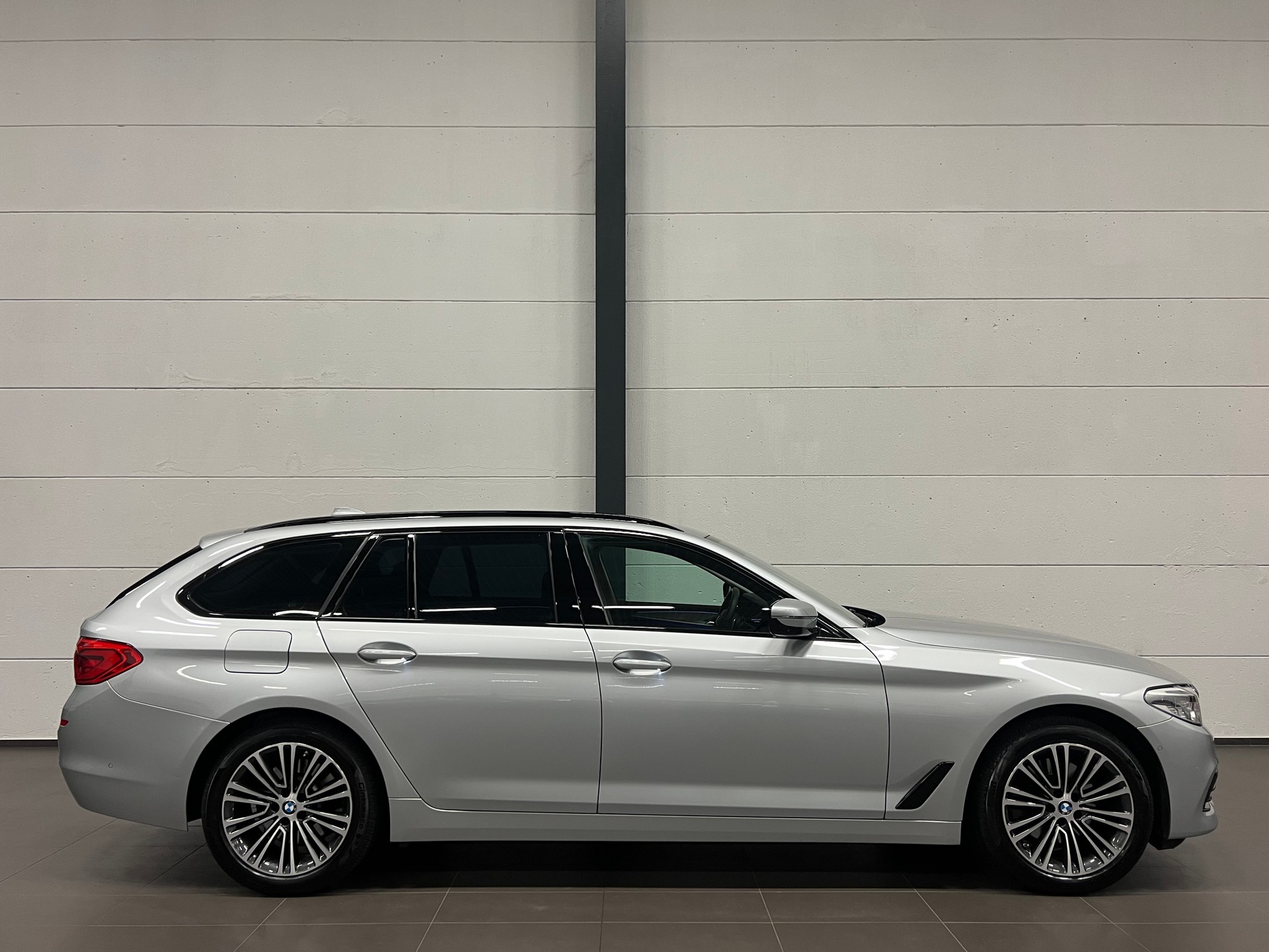 BMW 520d xDrive Touring Sport Line Steptronic-image-8