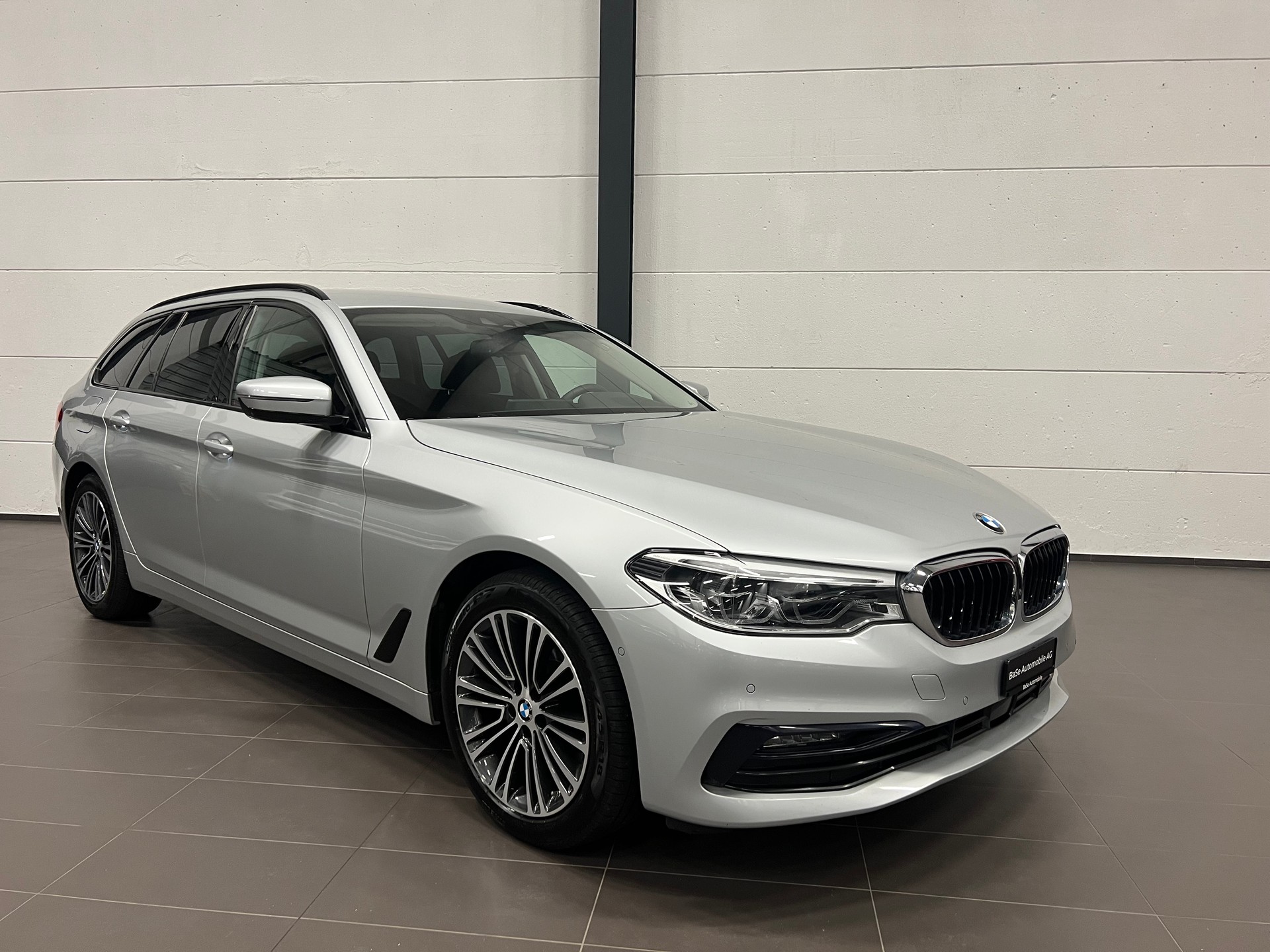 BMW 520d xDrive Touring Sport Line Steptronic-image-1