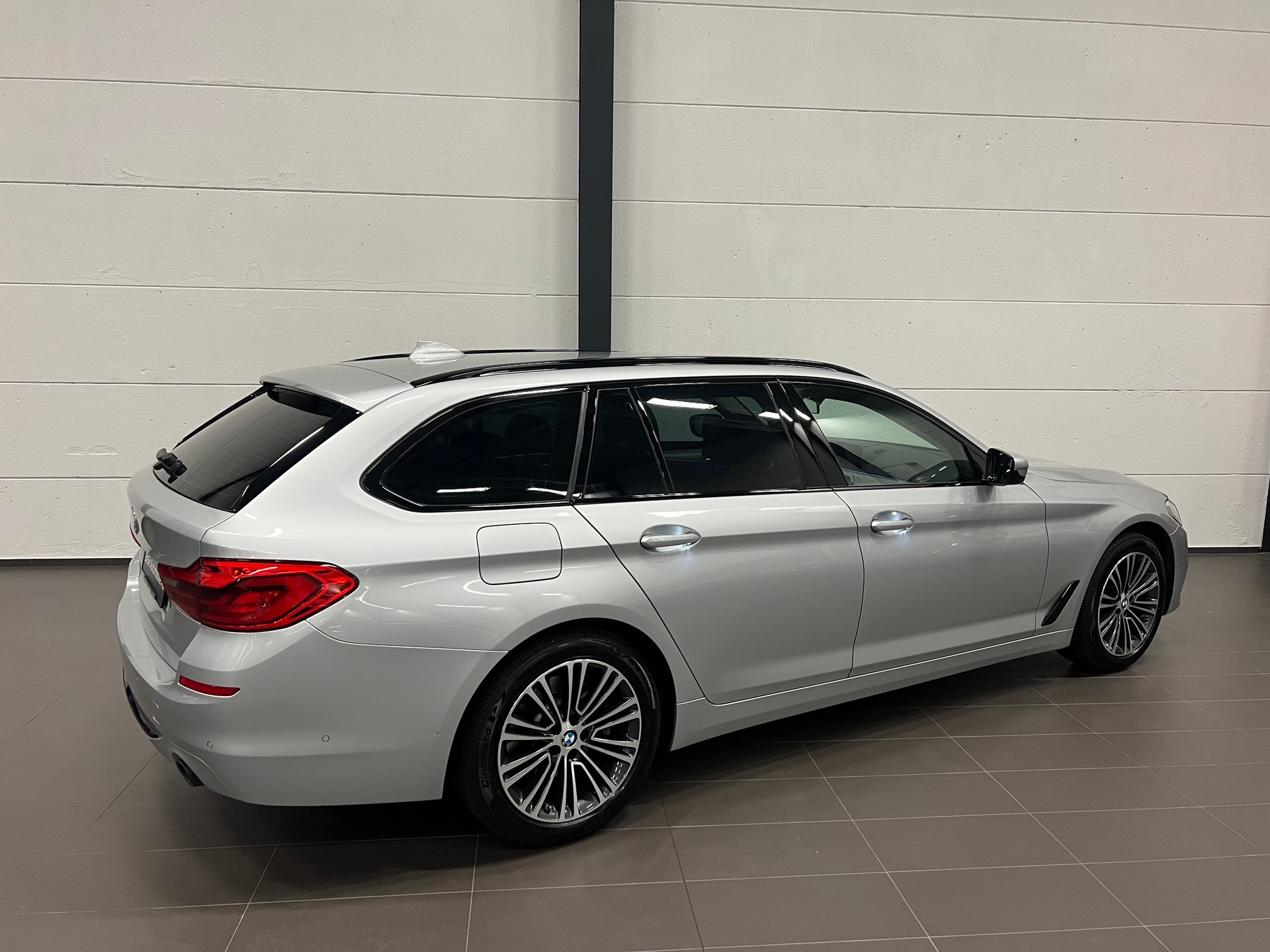 BMW 520d xDrive Touring Sport Line Steptronic-image-13