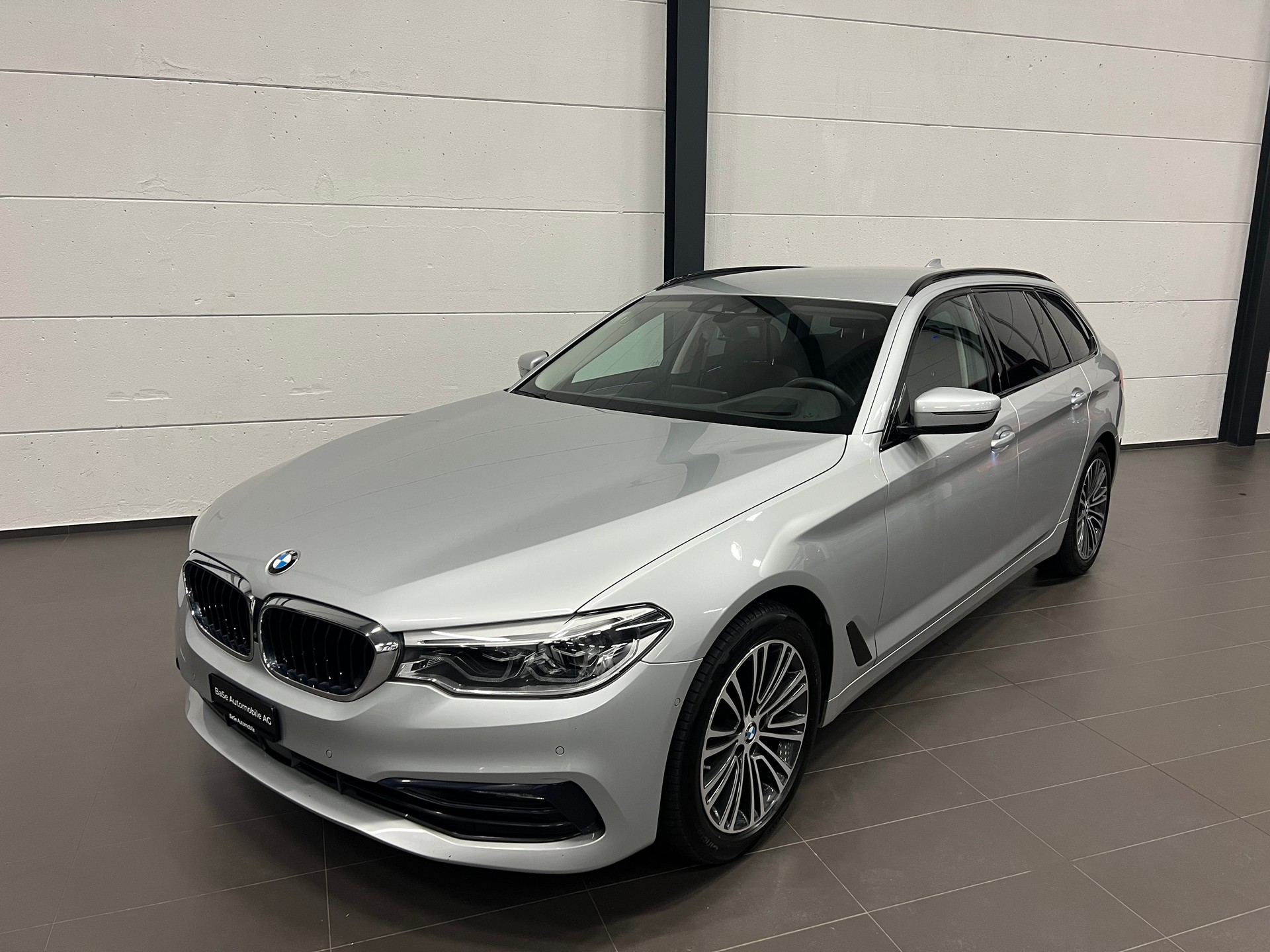 BMW 520d xDrive Touring Sport Line Steptronic-image-0