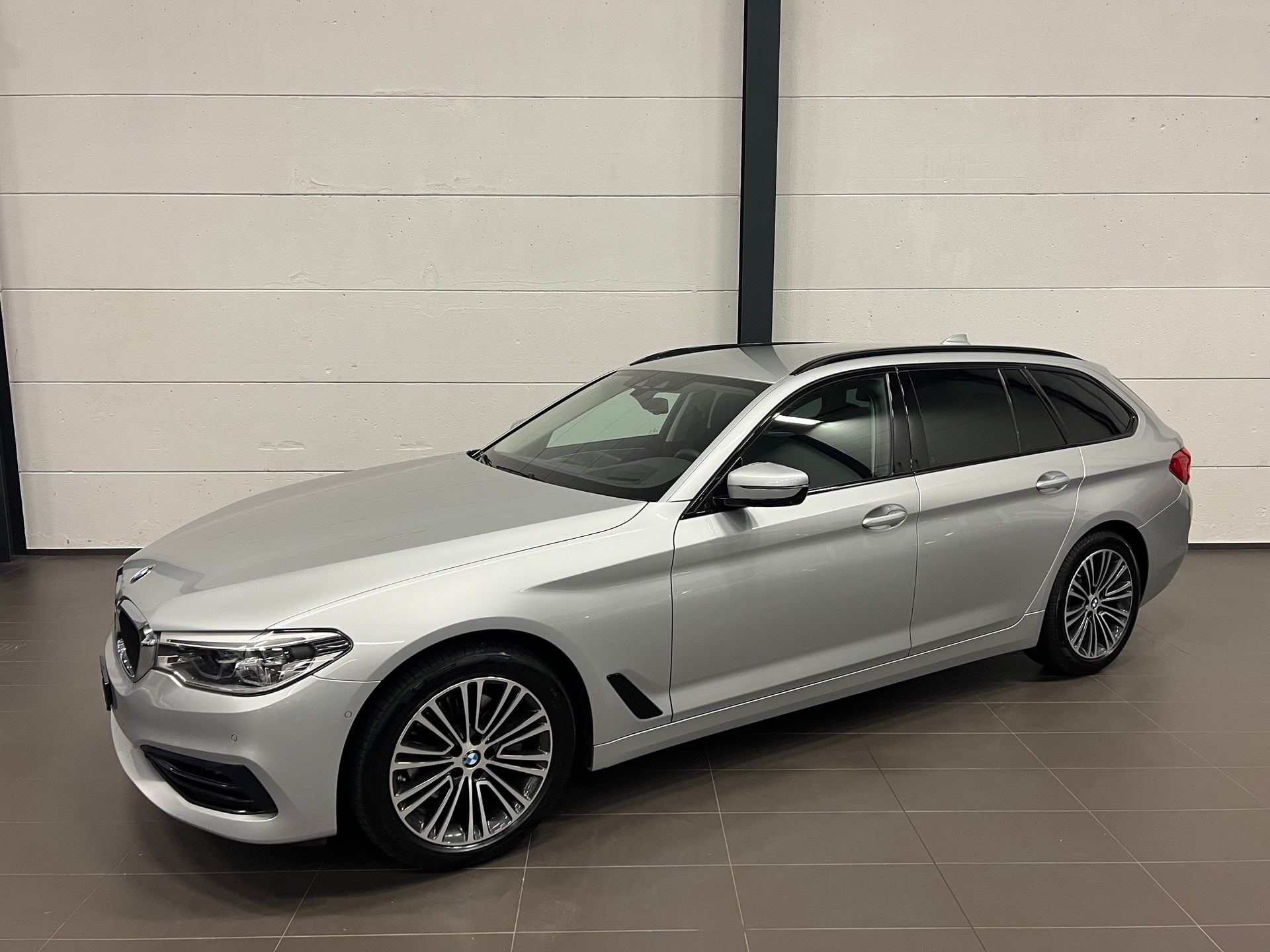 BMW 520d xDrive Touring Sport Line Steptronic-image-2