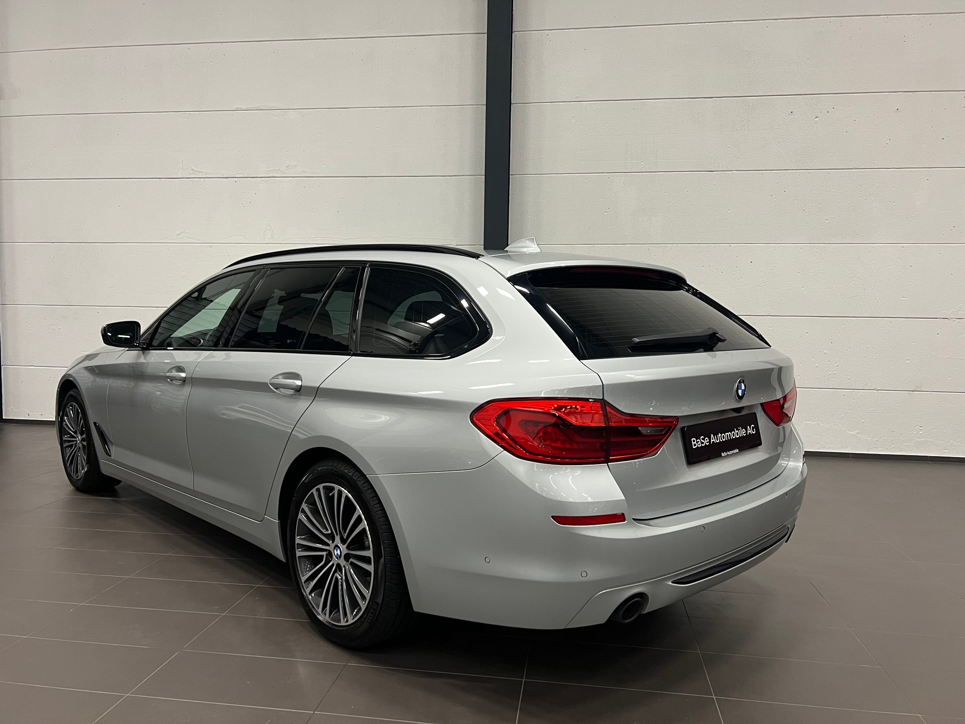 BMW 520d xDrive Touring Sport Line Steptronic-image-10