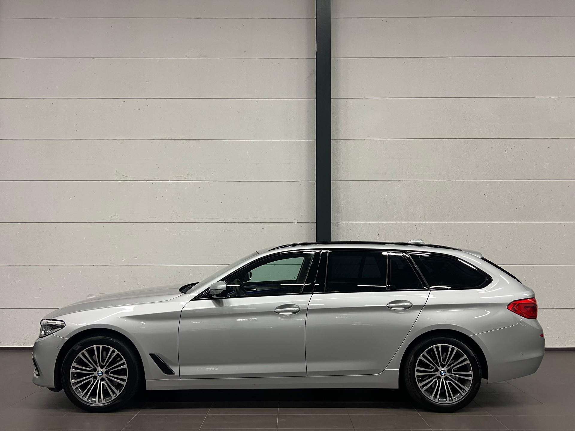 BMW 520d xDrive Touring Sport Line Steptronic-image-9