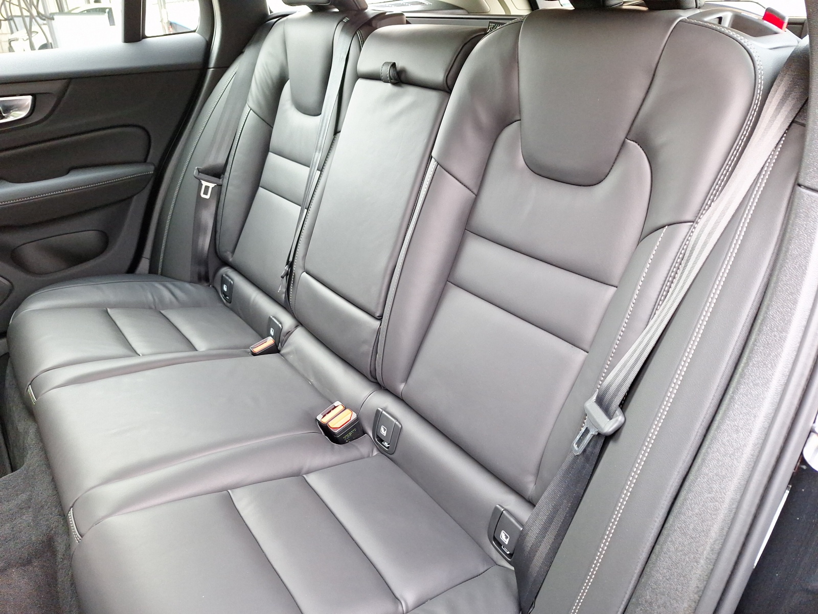 VOLVO V60 Cross Country 2.0 B4 Ultimate AWD-image-16