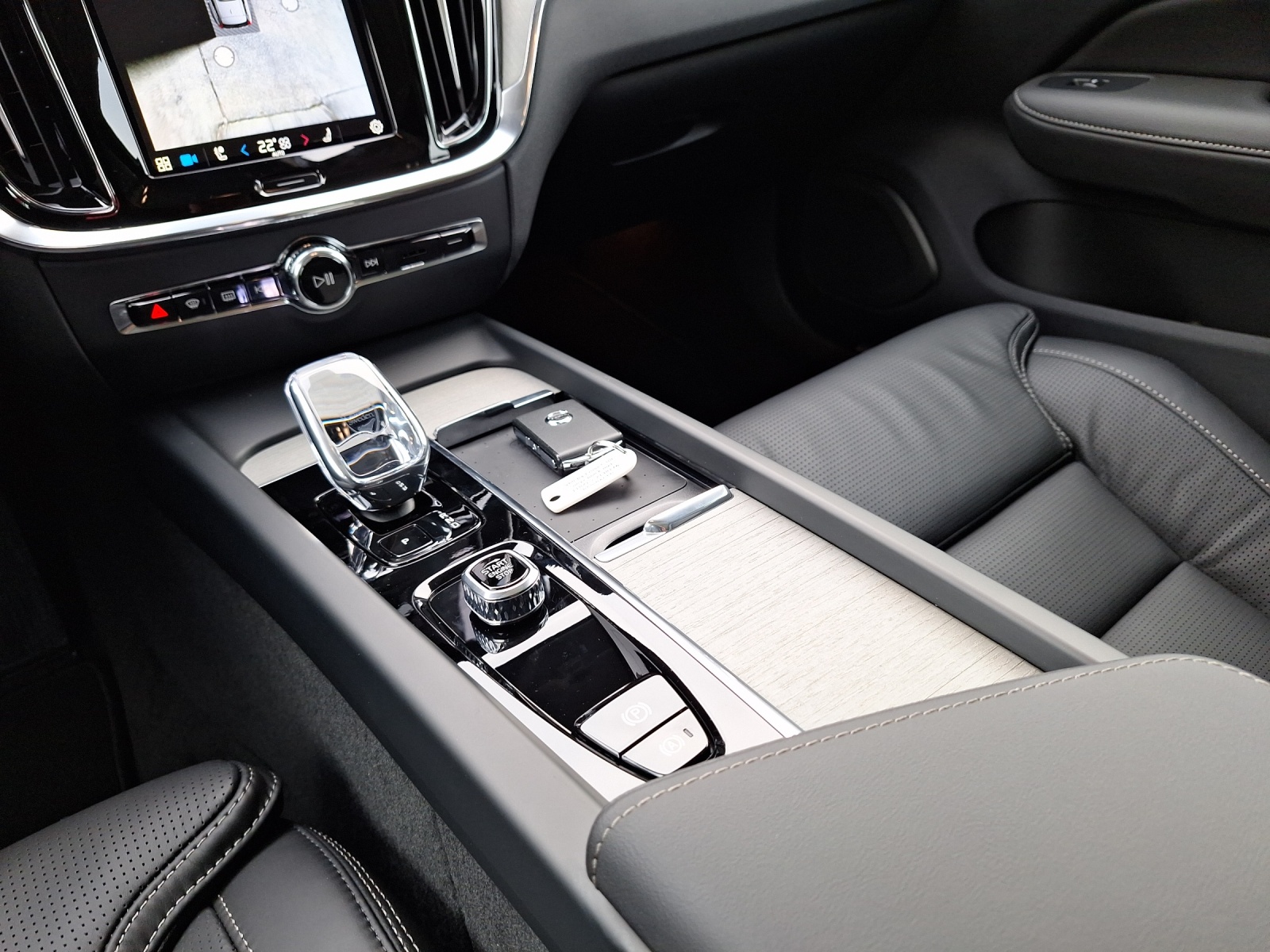 VOLVO V60 Cross Country 2.0 B4 Ultimate AWD-image-13