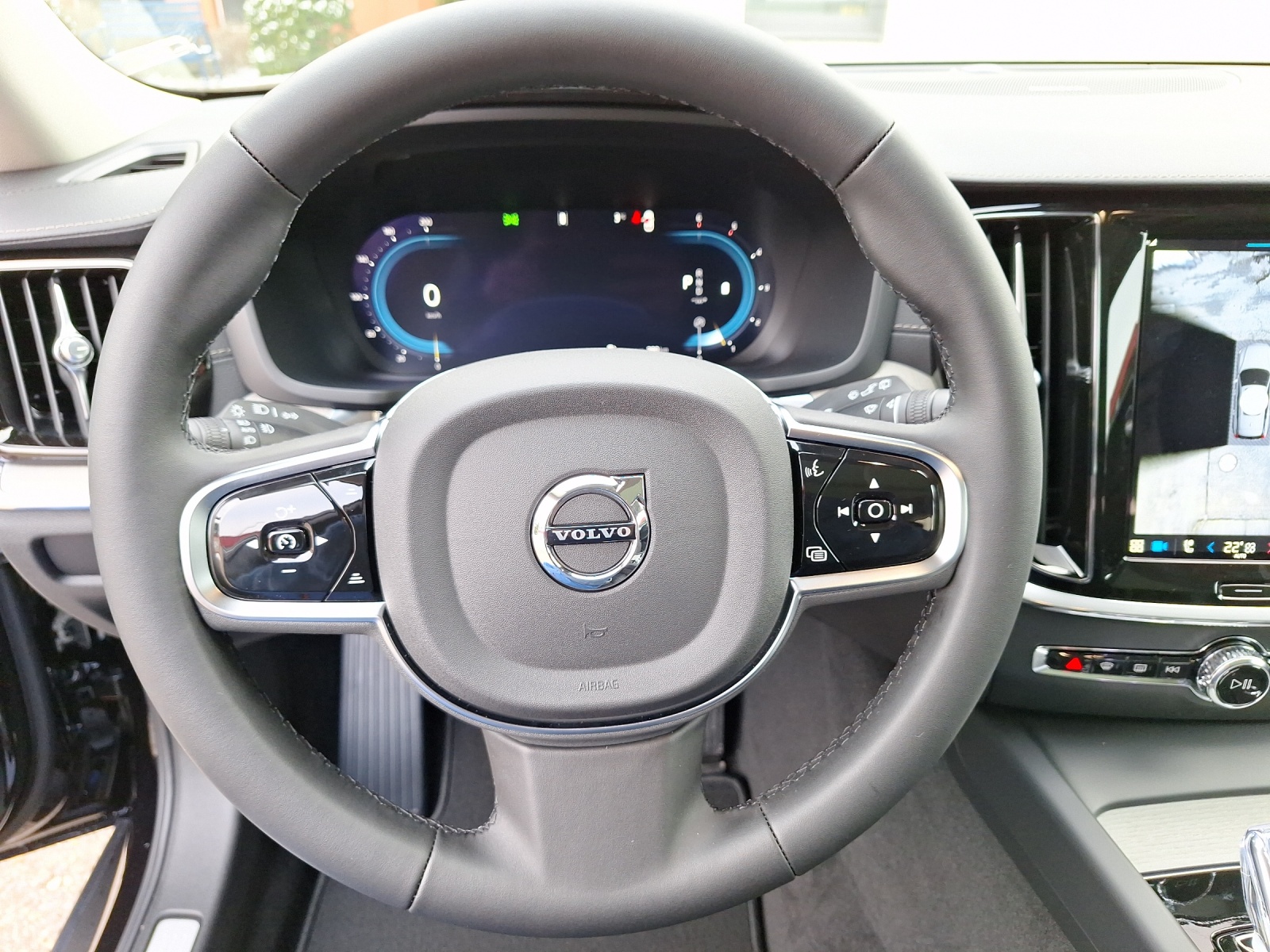VOLVO V60 Cross Country 2.0 B4 Ultimate AWD-image-18