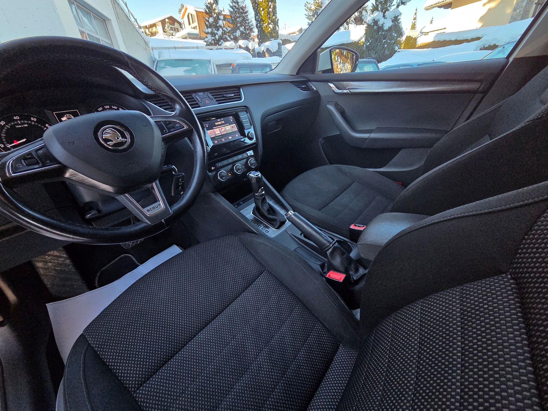 SKODA Octavia Combi 1.8 TSI Scout 4x4 DSG-image-4