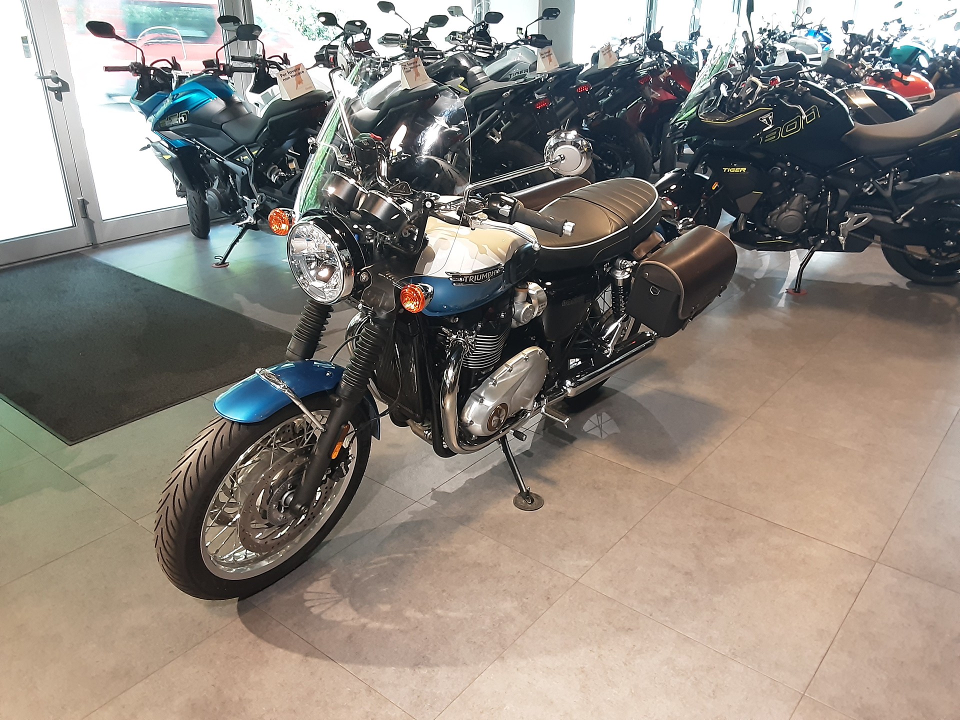 TRIUMPH Bonneville T120-image-3