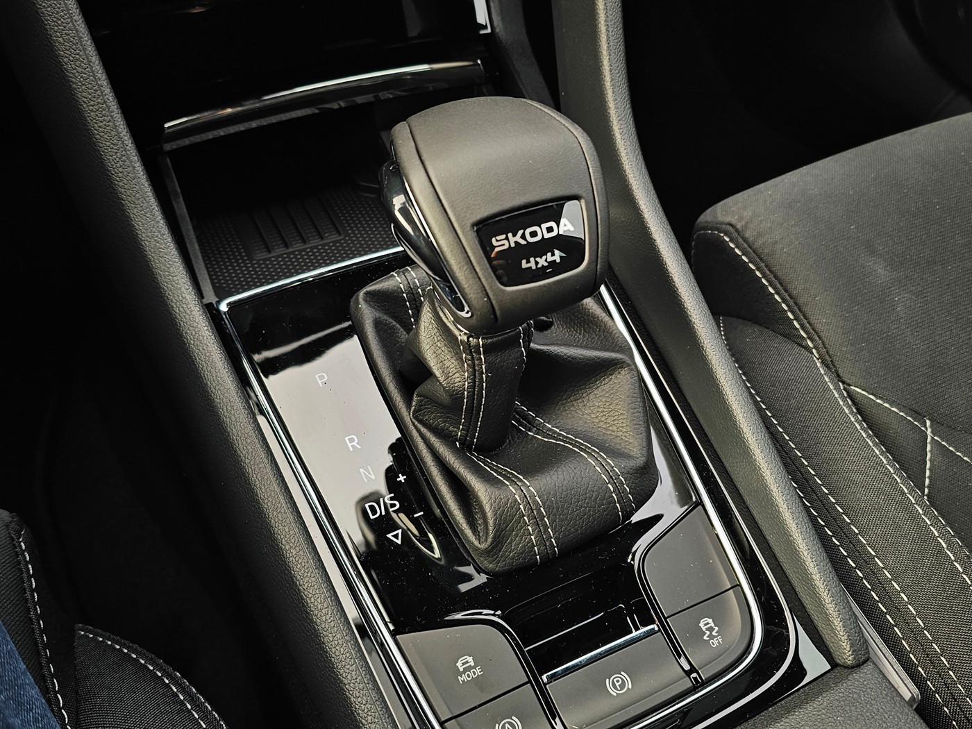 SKODA Karoq 2.0 TSI SportLine 4x4 DSG-image-12