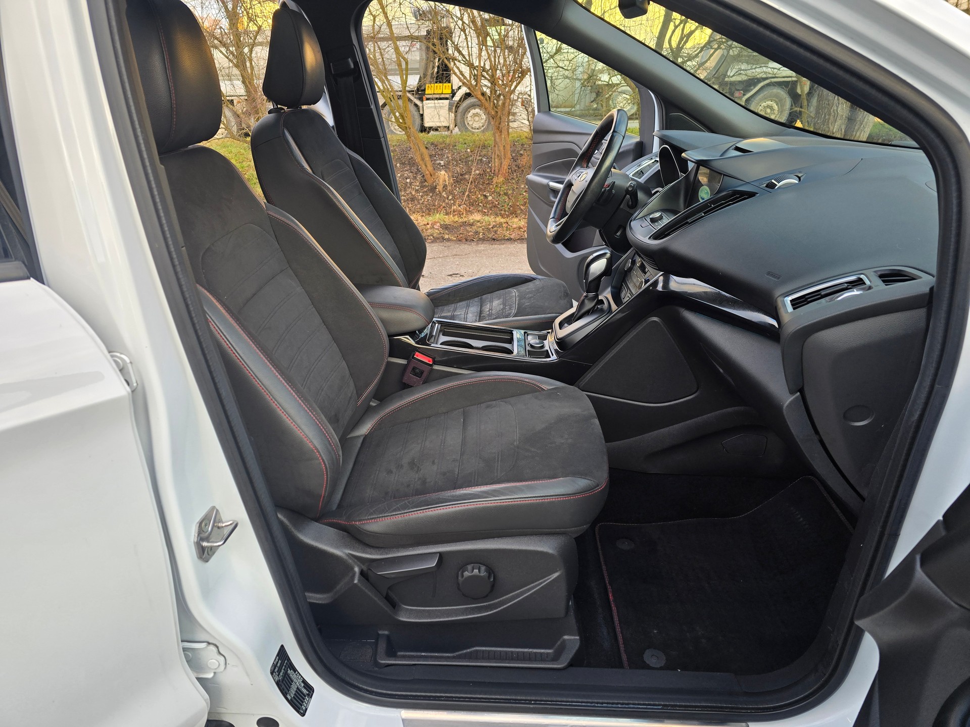 FORD Kuga 2.0 TDCi ST Line High 4WD PowerShift-image-15