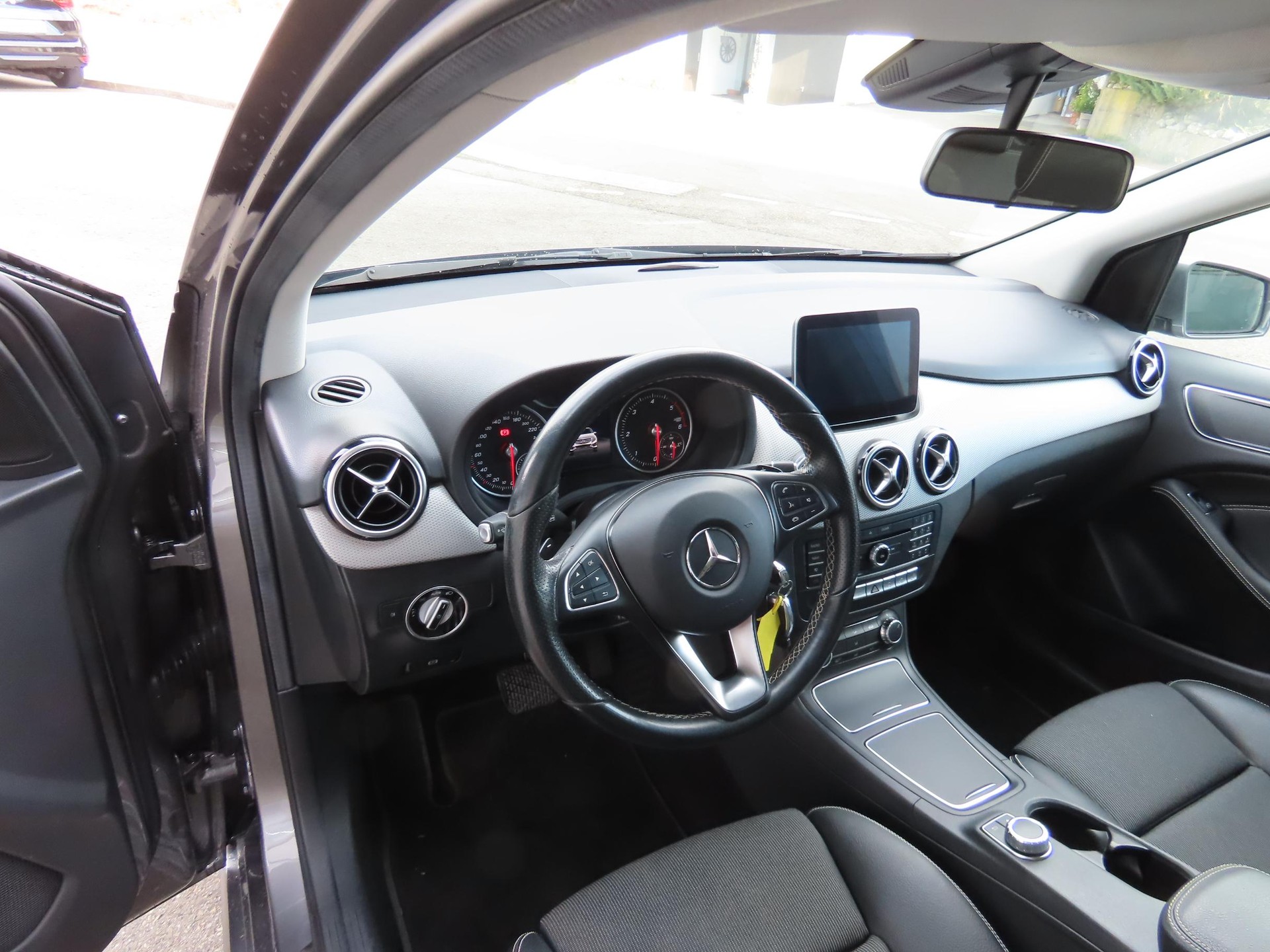 MERCEDES-BENZ B 220 d Swiss Star 4m-image-7