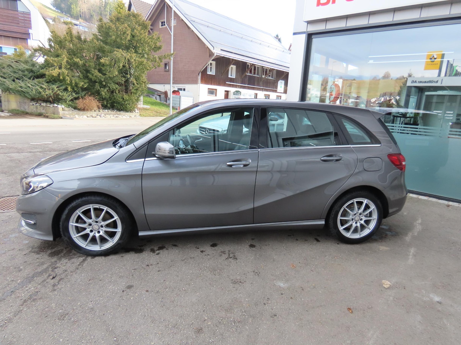 MERCEDES-BENZ B 220 d Swiss Star 4m-image-5