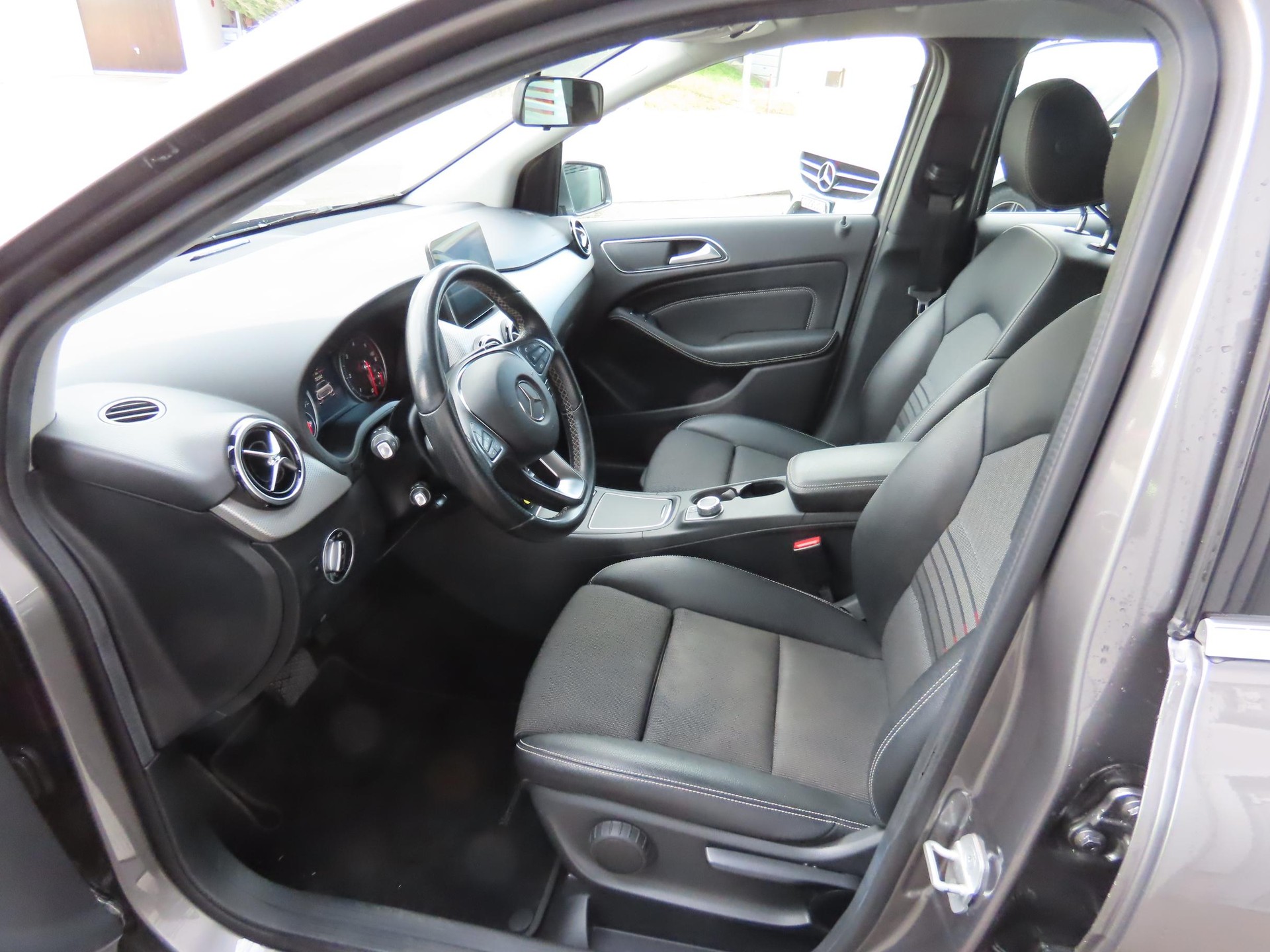 MERCEDES-BENZ B 220 d Swiss Star 4m-image-6