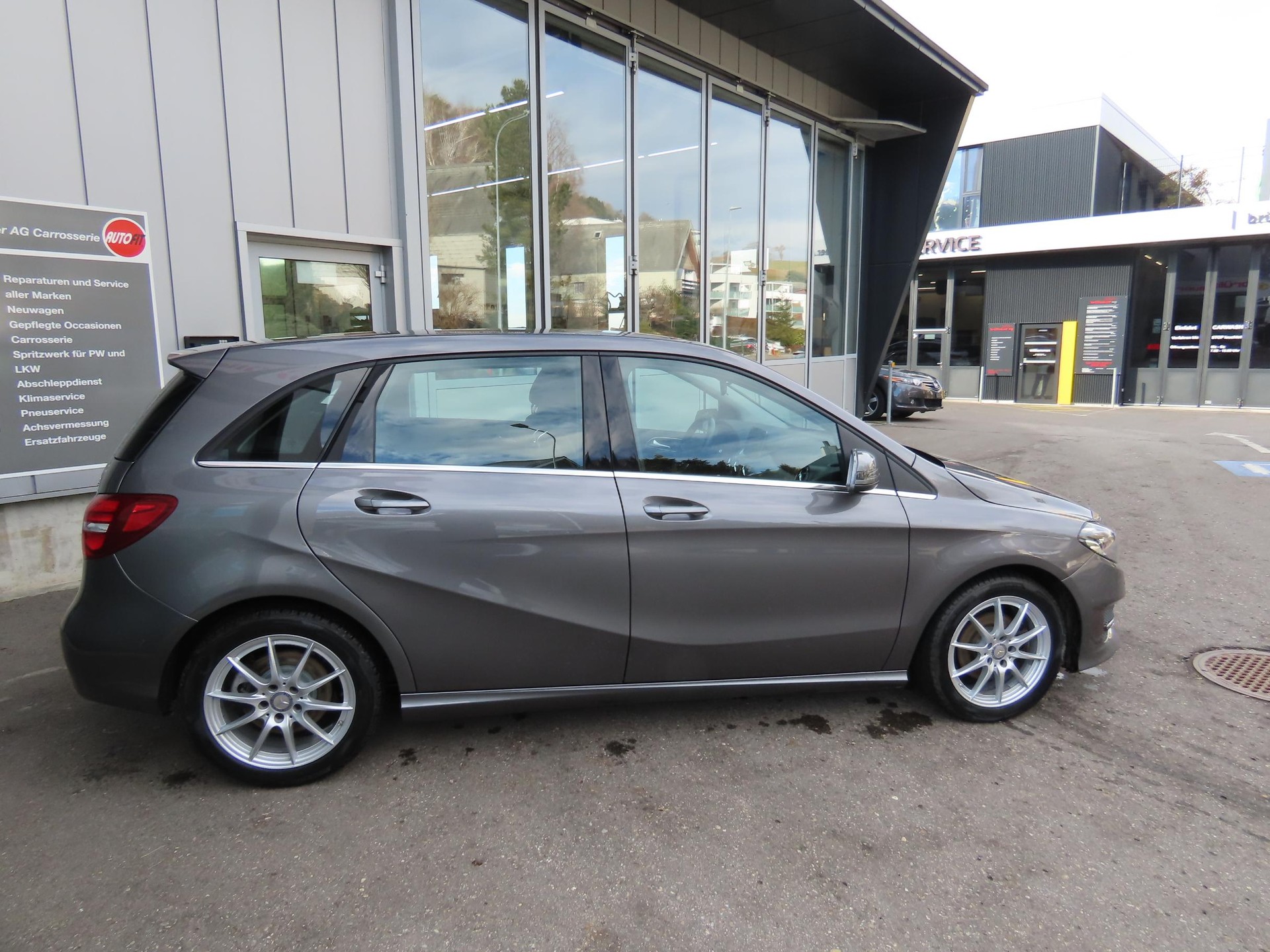 MERCEDES-BENZ B 220 d Swiss Star 4m-showroom-element-3