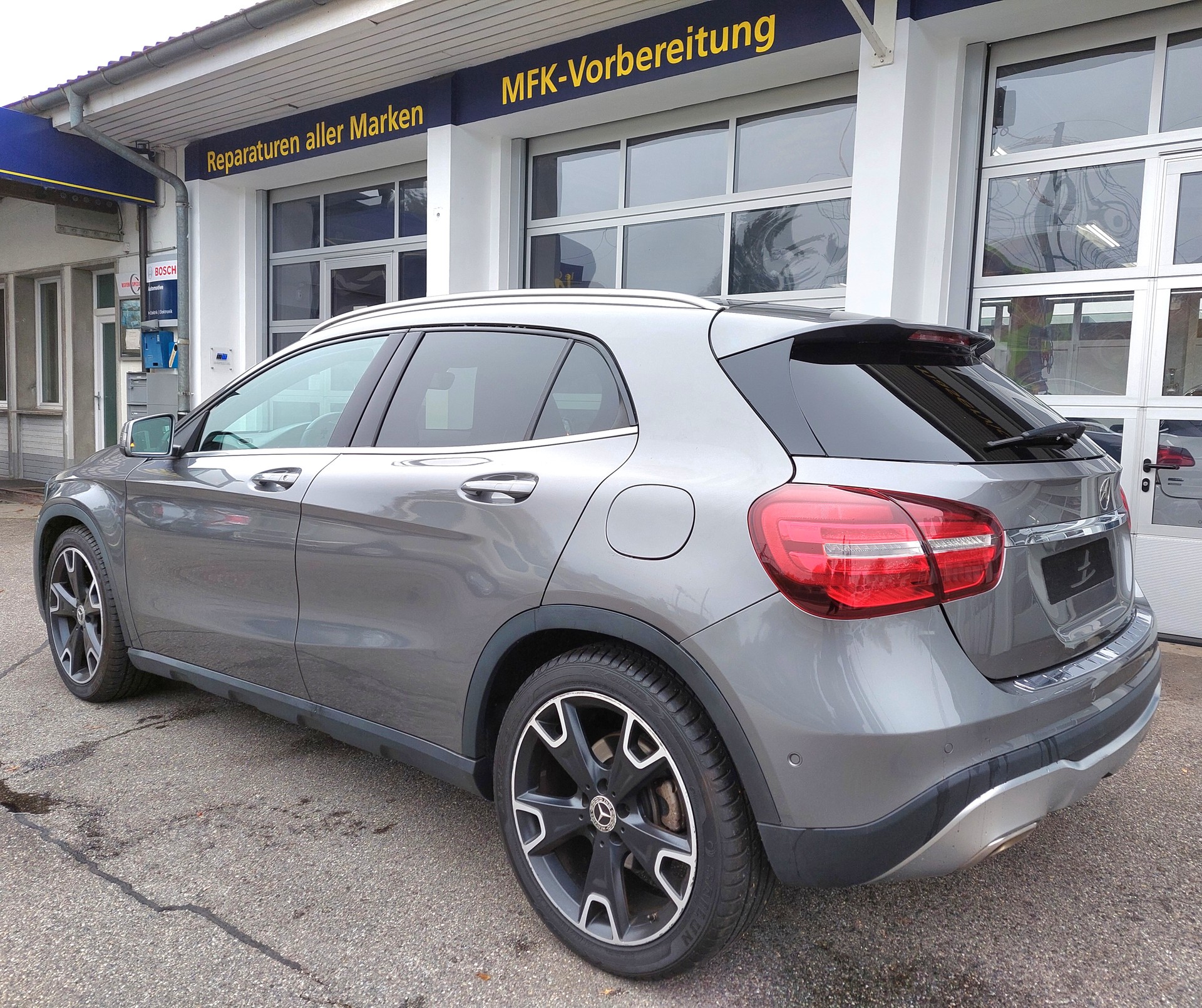 MERCEDES-BENZ GLA 200 d Swiss Star Edition AMG 4Matic 7G-DCT-image-5