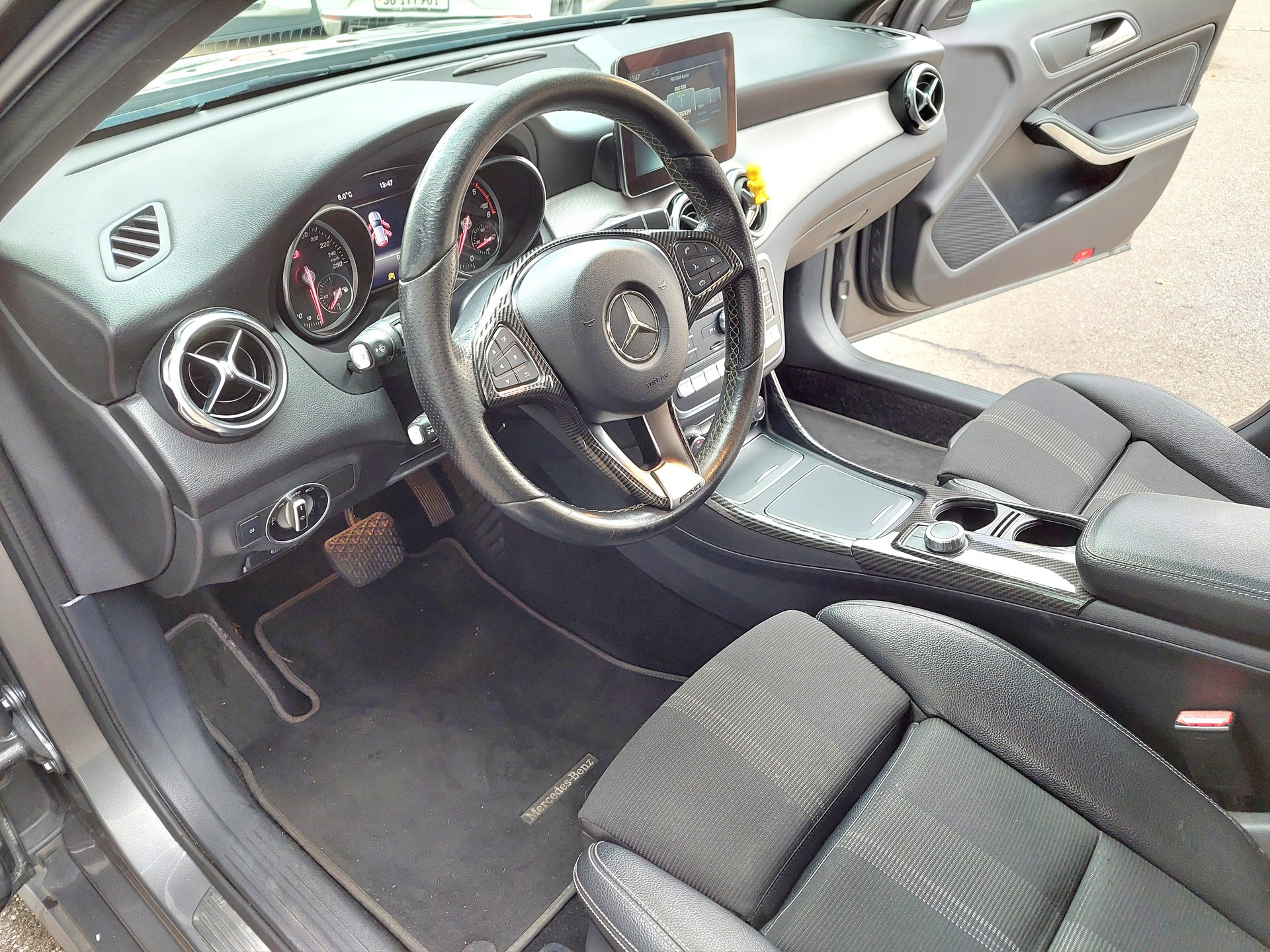 MERCEDES-BENZ GLA 200 d Swiss Star Edition AMG 4Matic 7G-DCT-image-9