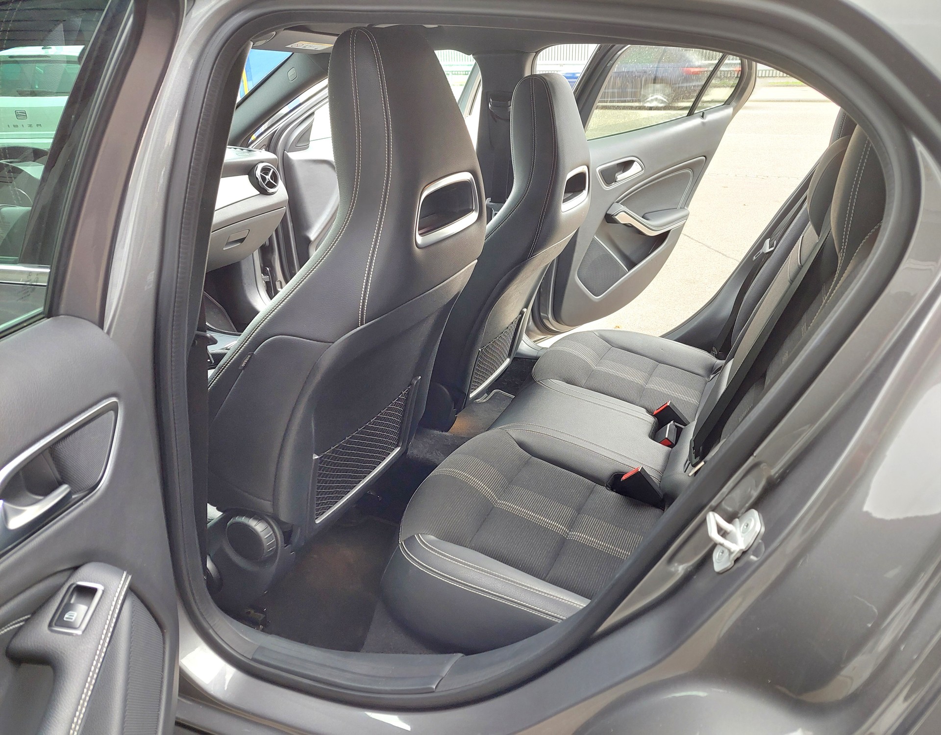 MERCEDES-BENZ GLA 200 d Swiss Star Edition AMG 4Matic 7G-DCT-image-10