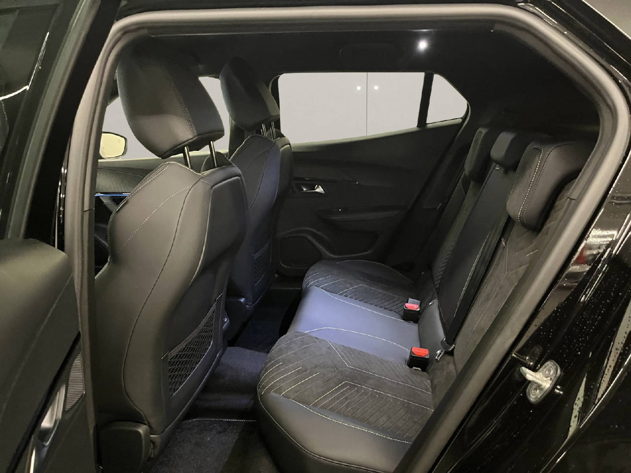 PEUGEOT 2008 1.2 Hybrid 145 GT-image-10