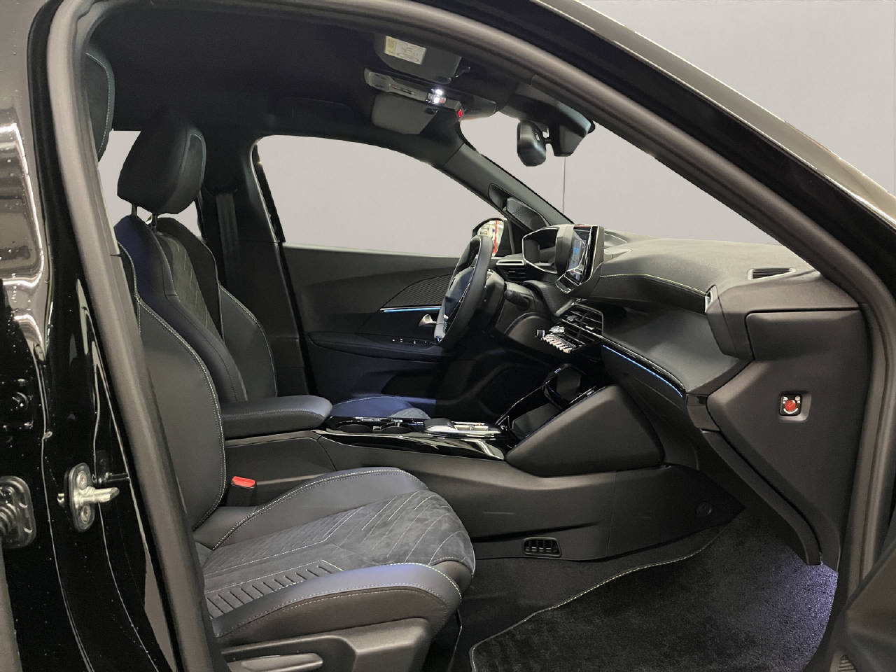 PEUGEOT 2008 1.2 Hybrid 145 GT-image-11