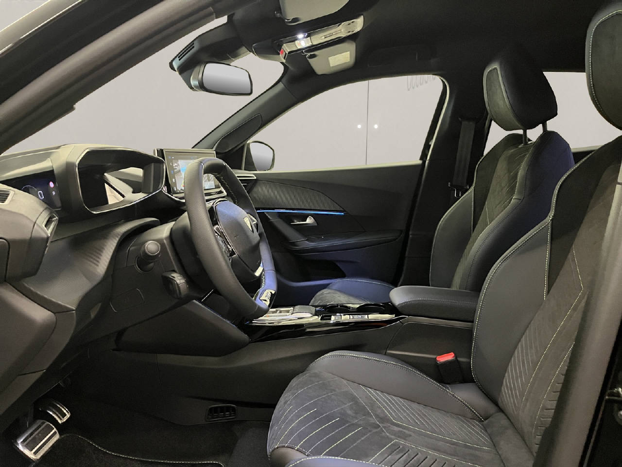 PEUGEOT 2008 1.2 Hybrid 145 GT-image-4