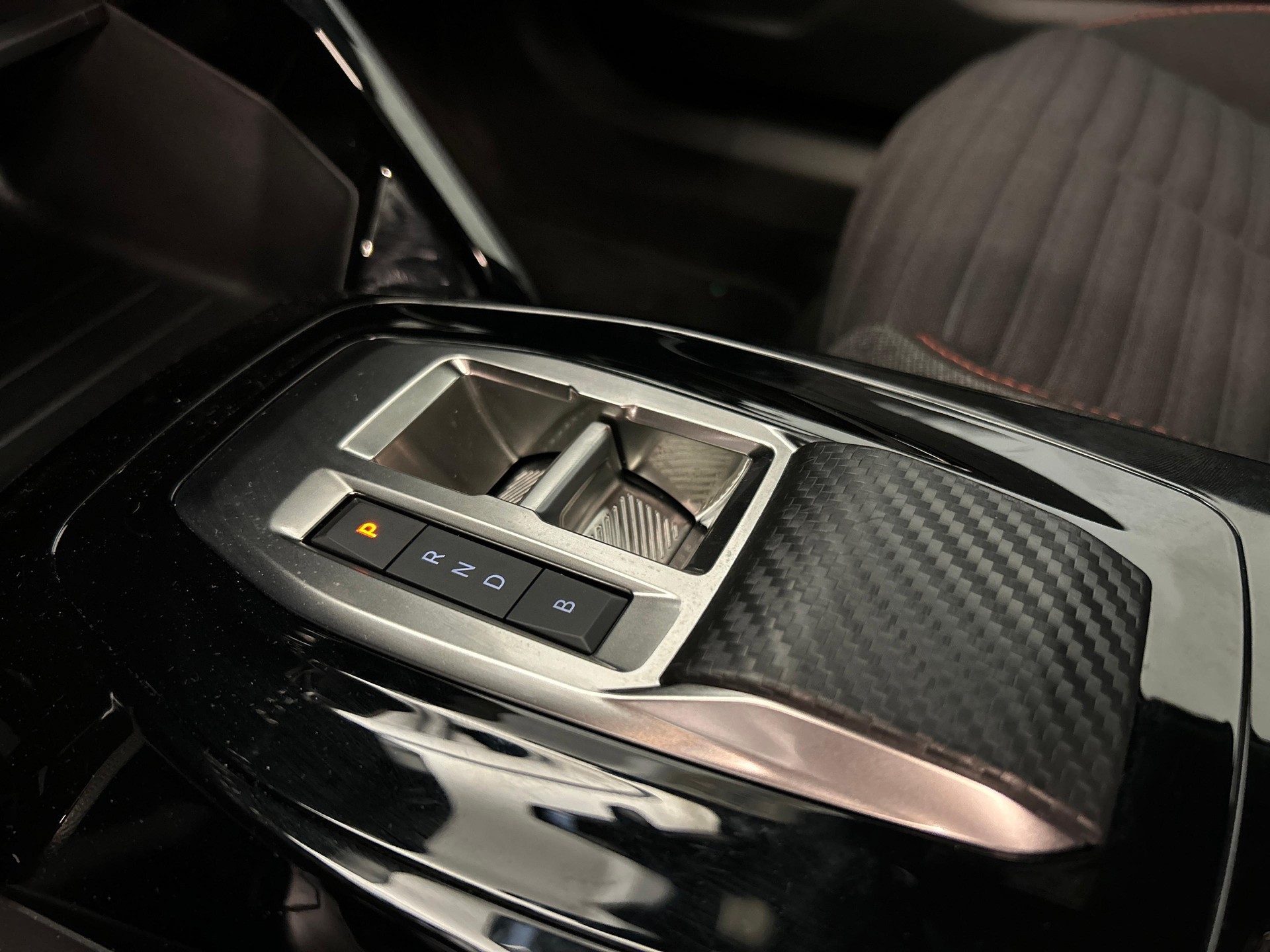 PEUGEOT 2008 e-Active Pack-image-15