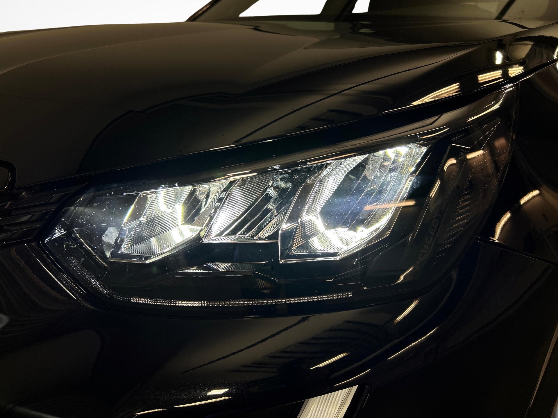 PEUGEOT 2008 e-Active Pack-image-14